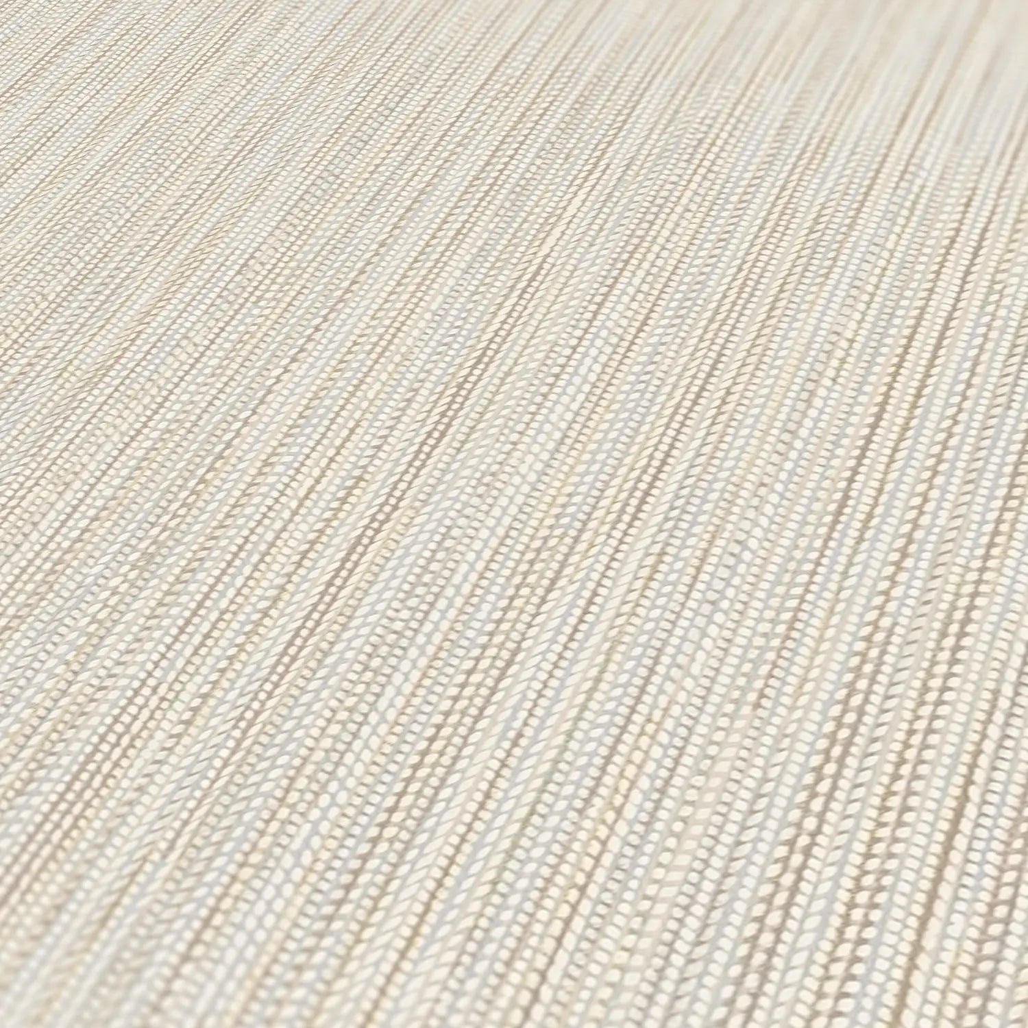 Detaljeret skråvisning af Linear Essence - Almond tapet med fremhævede flettemønstre og cremefarvede linjer.