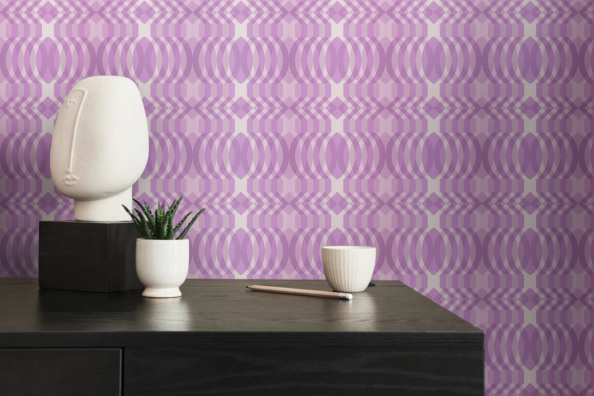 Diane - Vintage Lavender tapet på en væg bag moderne dekorobjekter som en skulptur, plante og kop fra Nicetapet.dk.