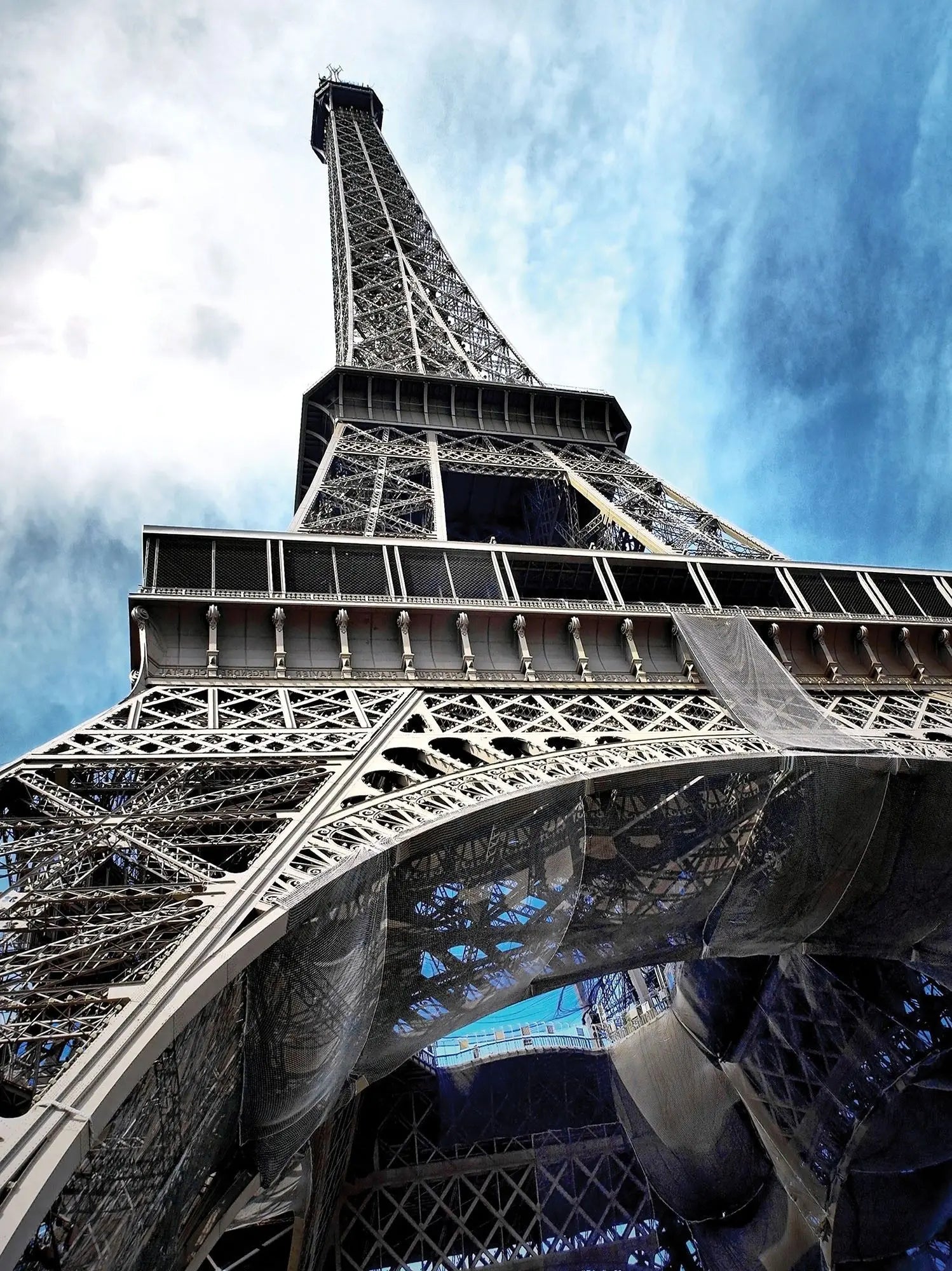 Billede 11 af Fototapet - Eiffeltårnet set nedefra mod blå himmel i Paris