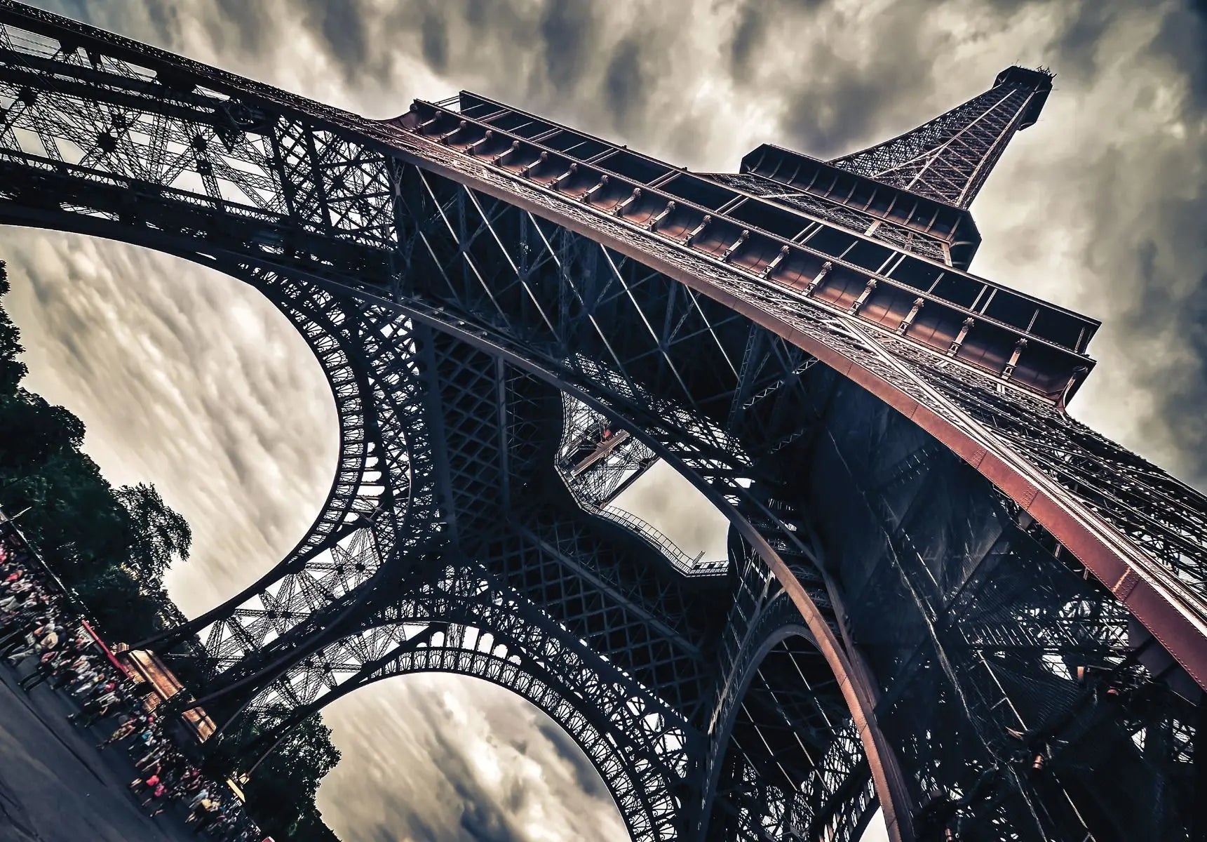 Billede 1 af Fototapet - Eiffeltårnet set nedefra mod dramatisk himmel Paris