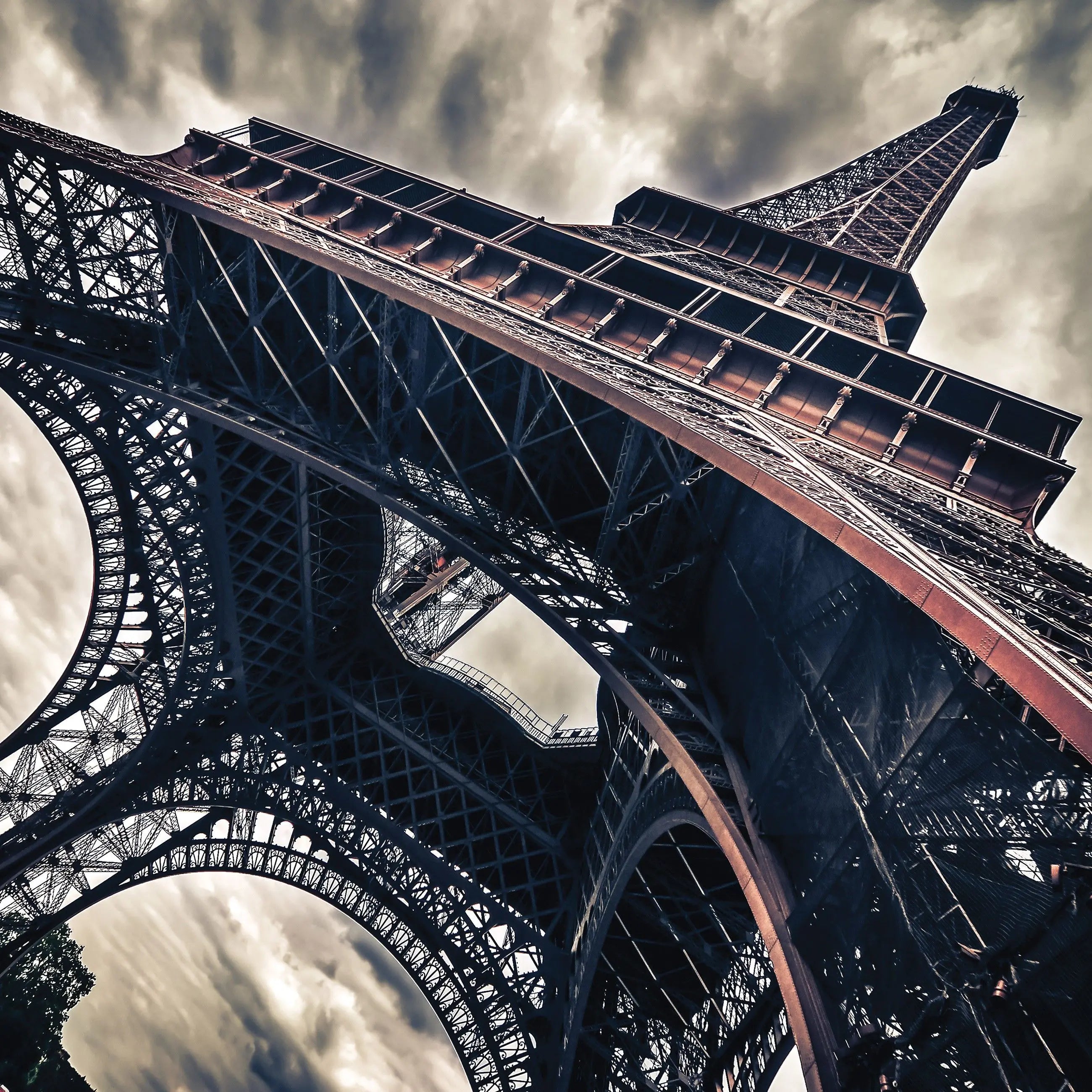 Billede 13 af Fototapet - Eiffeltårnet set nedefra mod dramatisk himmel Paris
