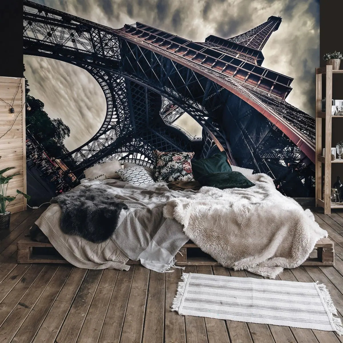 Billede 5 af Fototapet - Eiffeltårnet set nedefra mod dramatisk himmel Paris