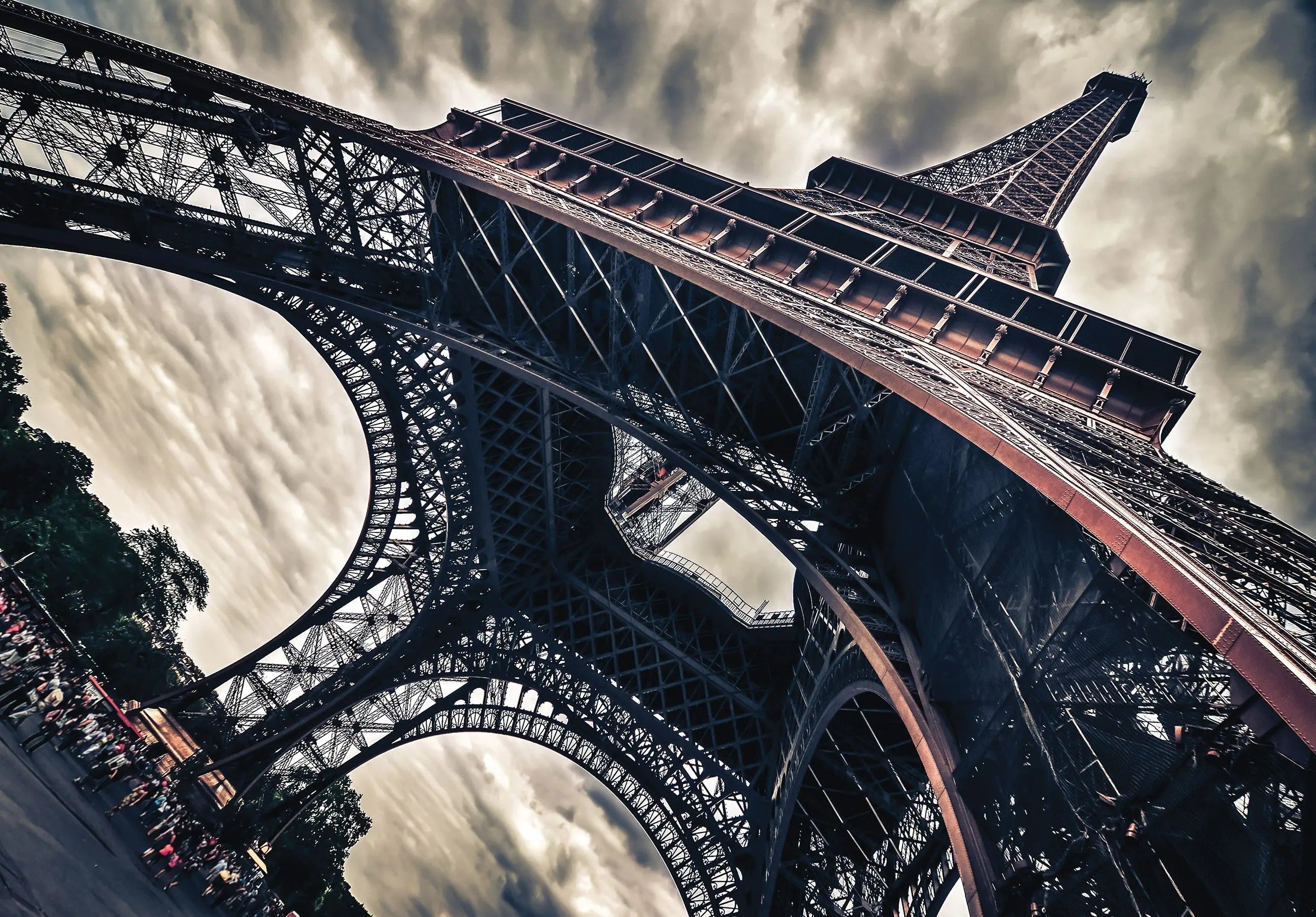 Billede 7 af Fototapet - Eiffeltårnet set nedefra mod dramatisk himmel Paris