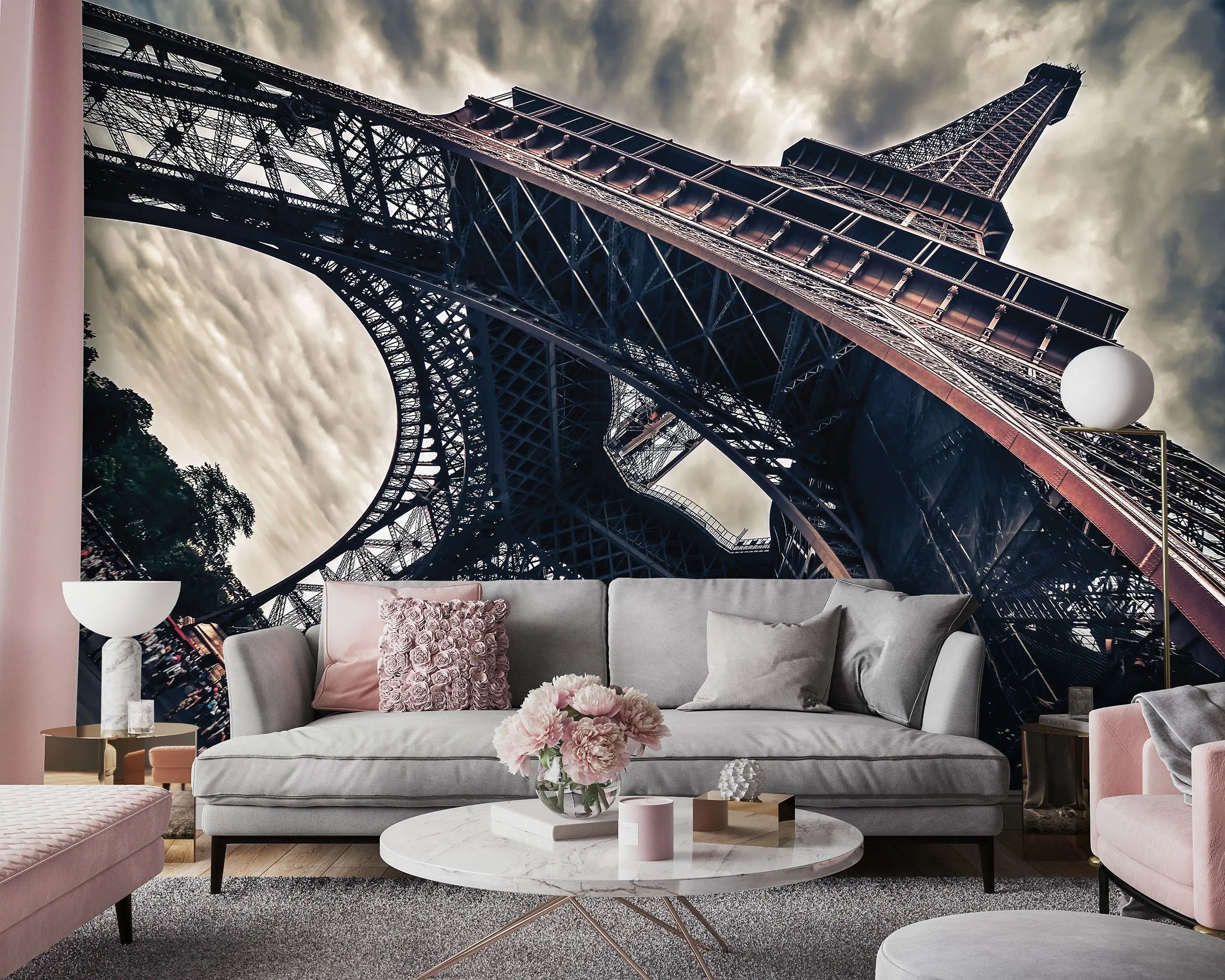 Billede 9 af Fototapet - Eiffeltårnet set nedefra mod dramatisk himmel Paris