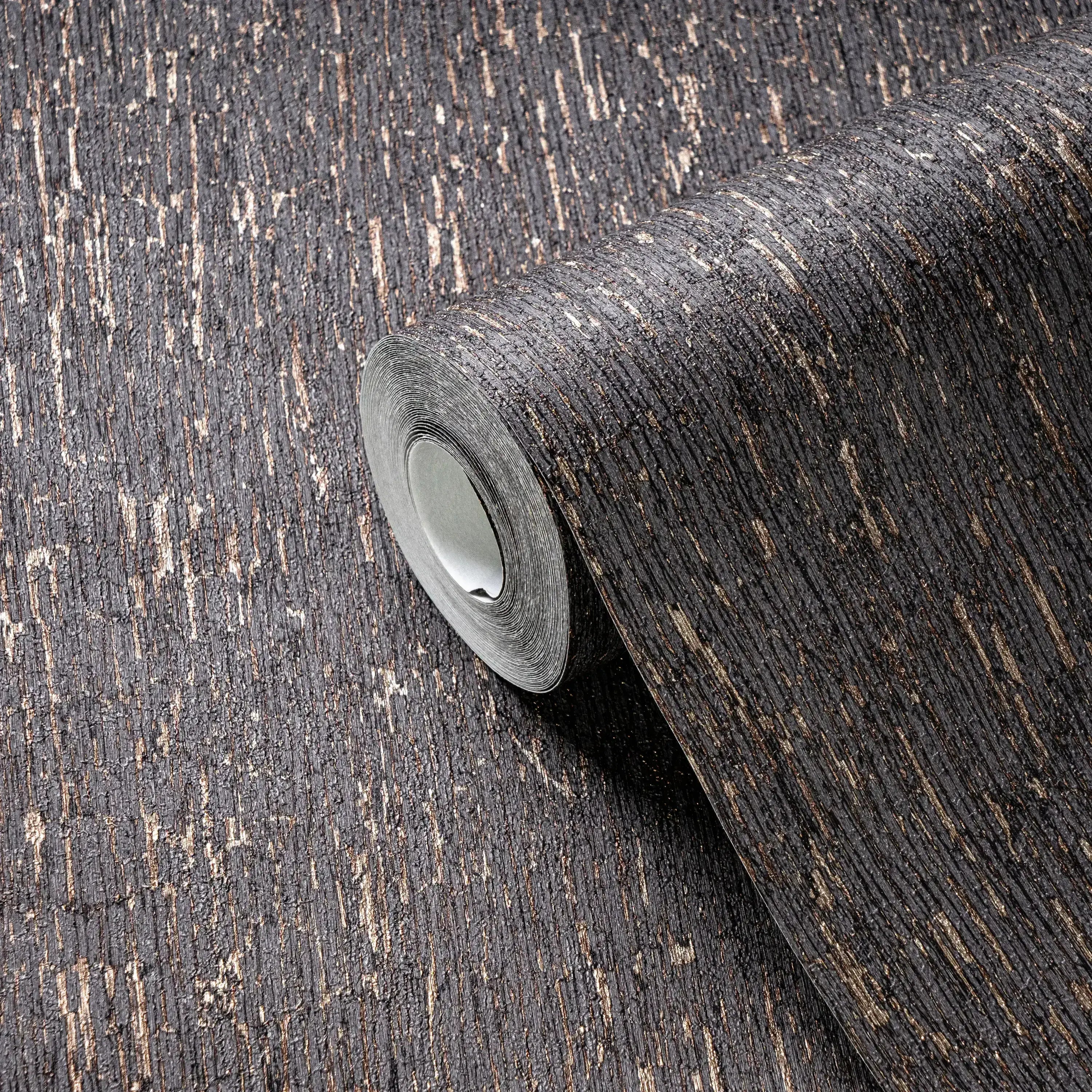 Nærbillede af en rulle Encrusted Bark - Charcoal tapet, der viser den teksturerede overflade og mørke farver i detalje.