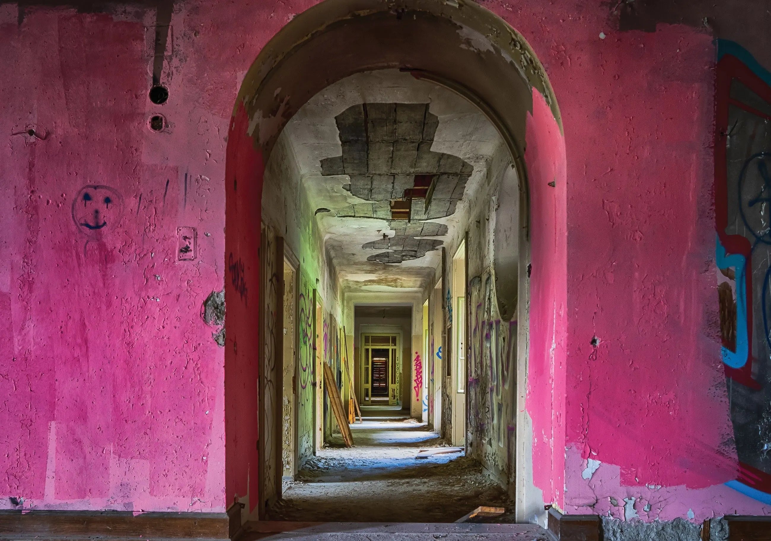 Billede 1 af Fototapet - Forladt korridor med buet loft og pink vægge