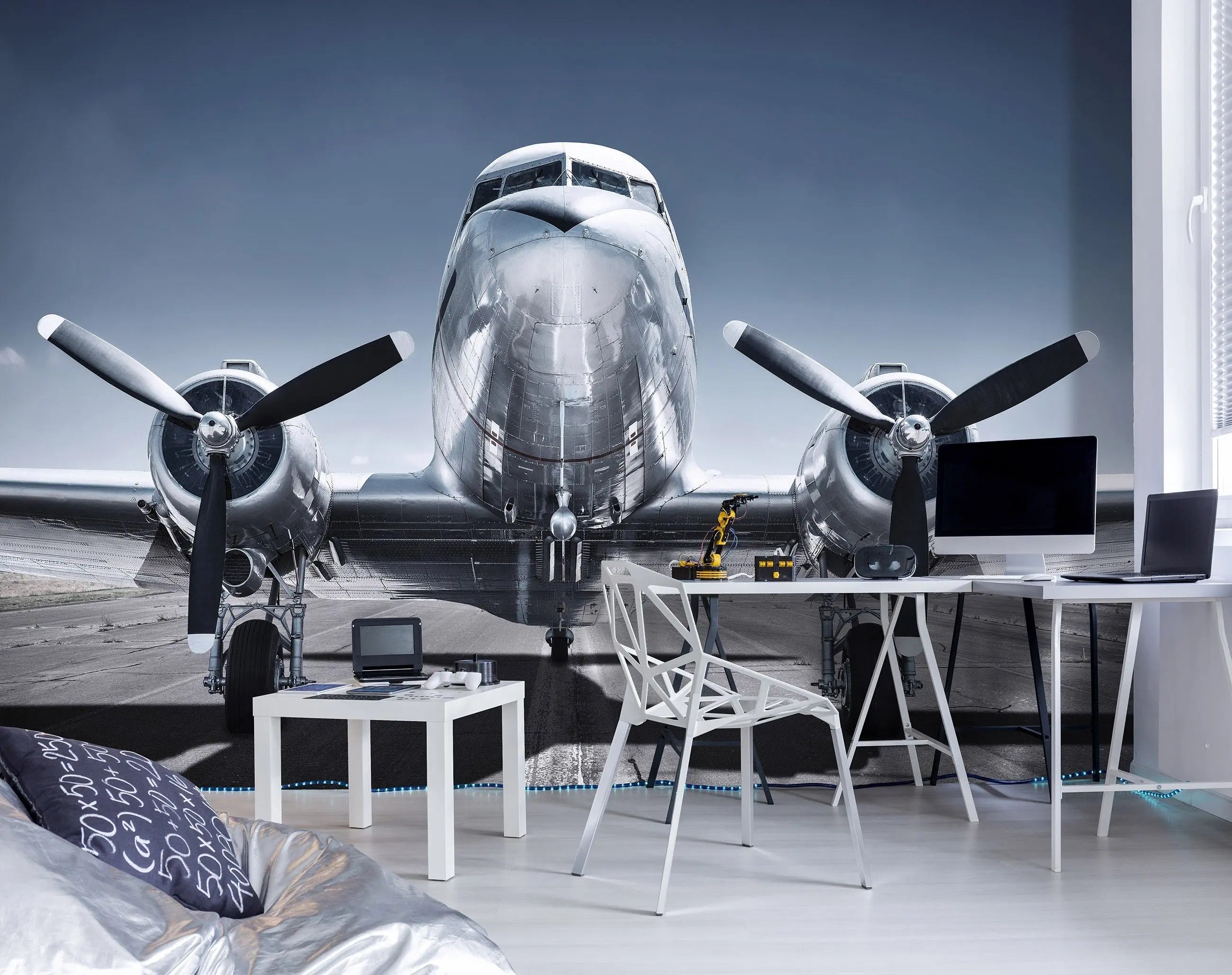 Billede 9 af Fototapet - Front af sølvfarvet Douglas DC-3 propelfly på landingsbane