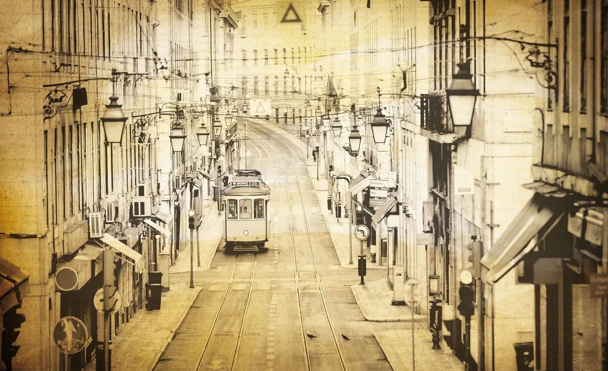 Billede 1 af Fototapet - Gammel sporvogn i smal gade i Lissabon, Portugal