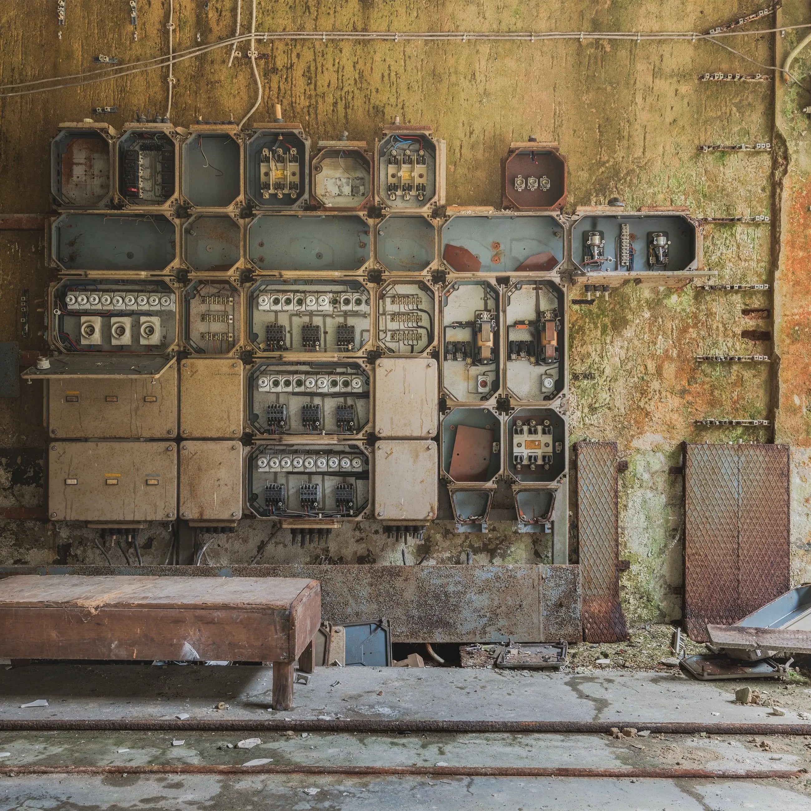Billede 7 af Fototapet - Gammelt industrielt kontrolpanel med rust og affald