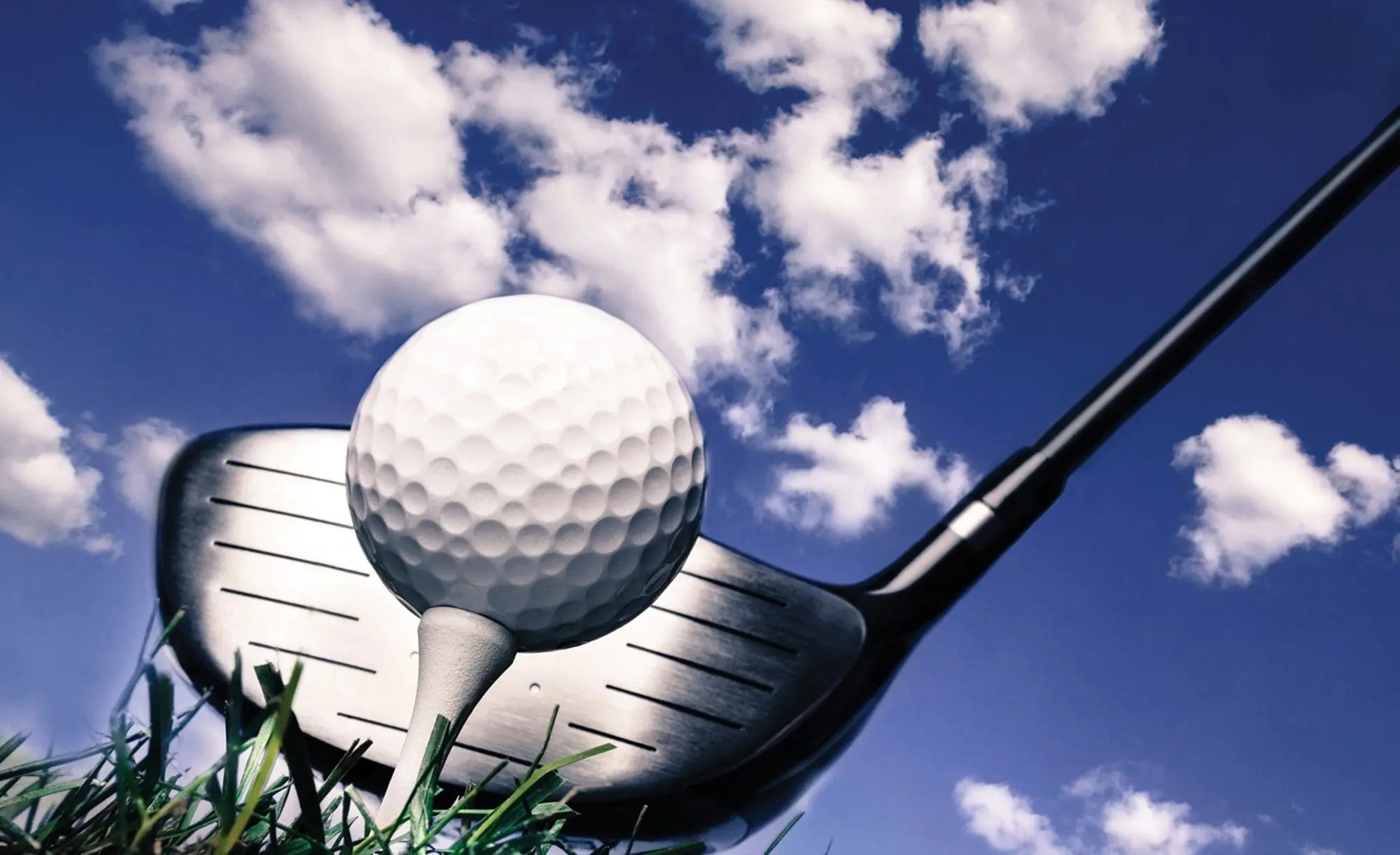 Billede 1 af Fototapet - Golfbold på tee med driver mod blå himmel