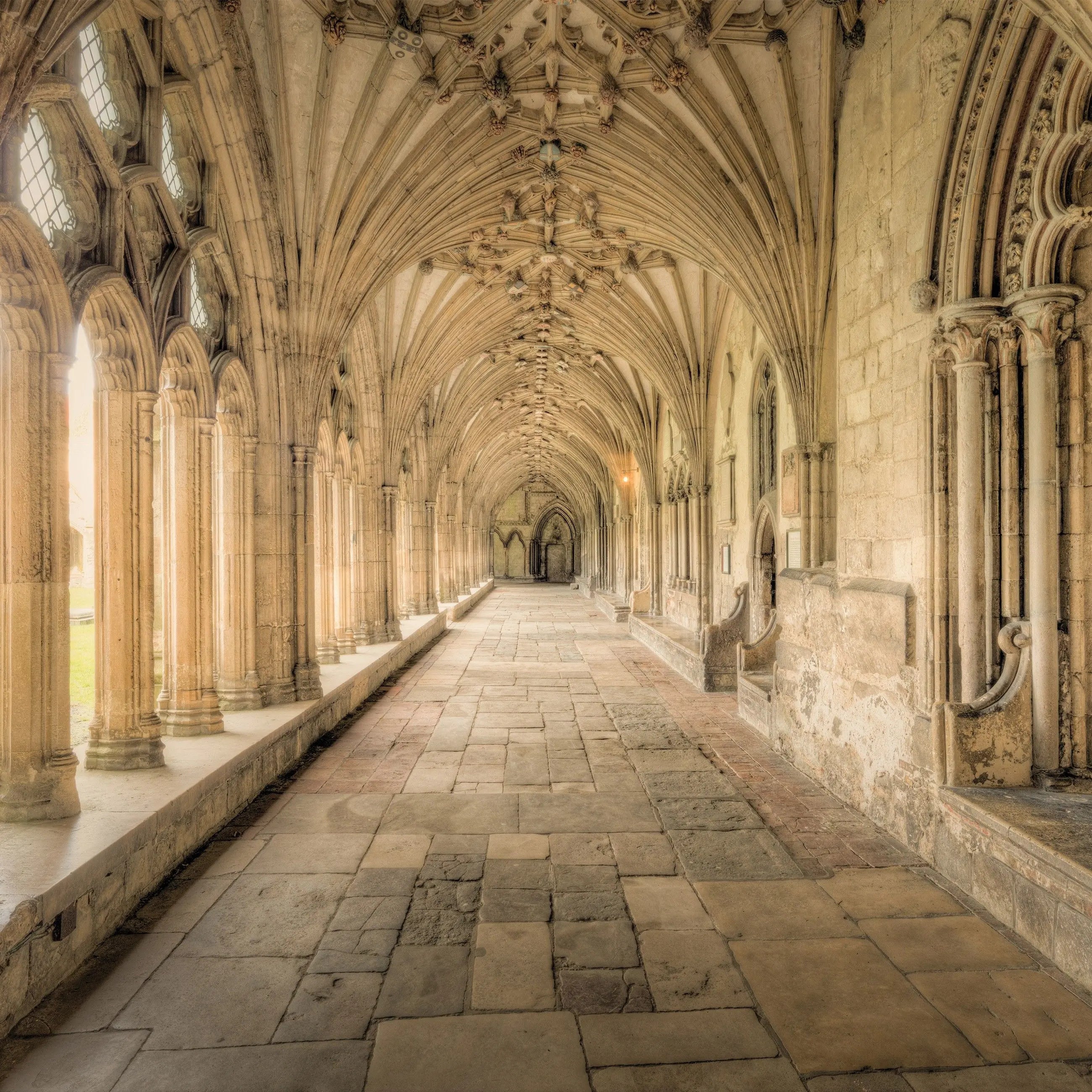 Billede 8 af Fototapet - Gothisk klostergang med hvælvinger