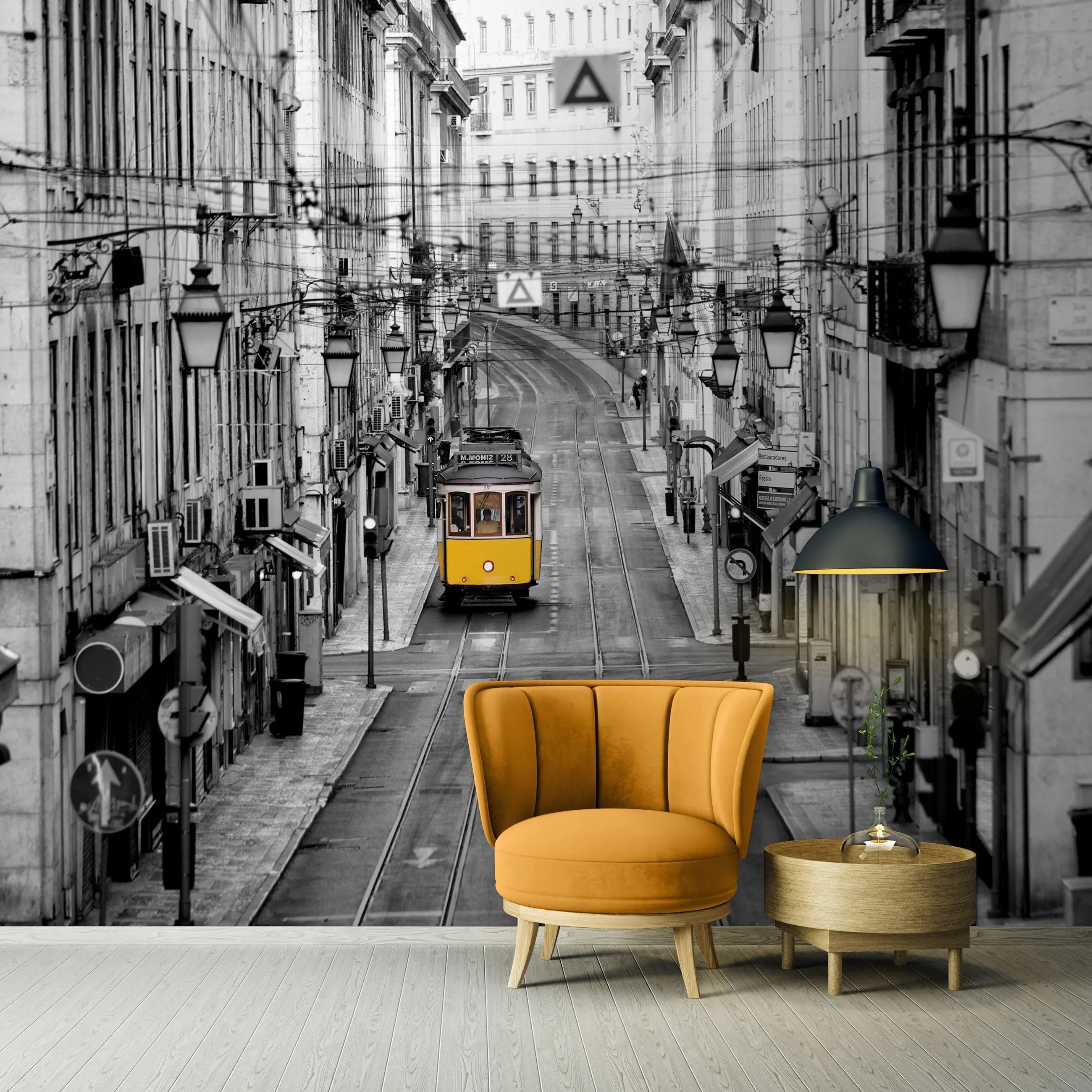 Billede 10 af Fototapet - Gul sporvogn på tom gade i sort-hvidt bybillede