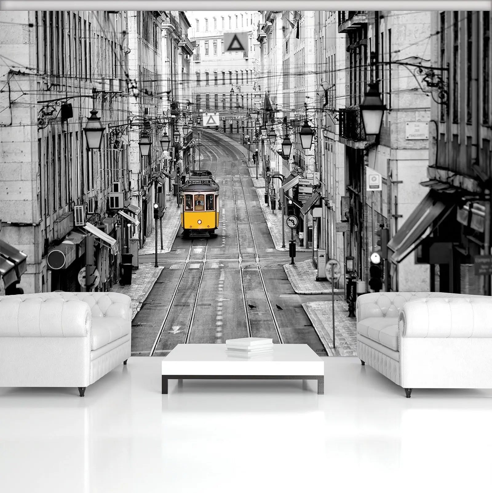 Billede 4 af Fototapet - Gul sporvogn på tom gade i sort-hvidt bybillede
