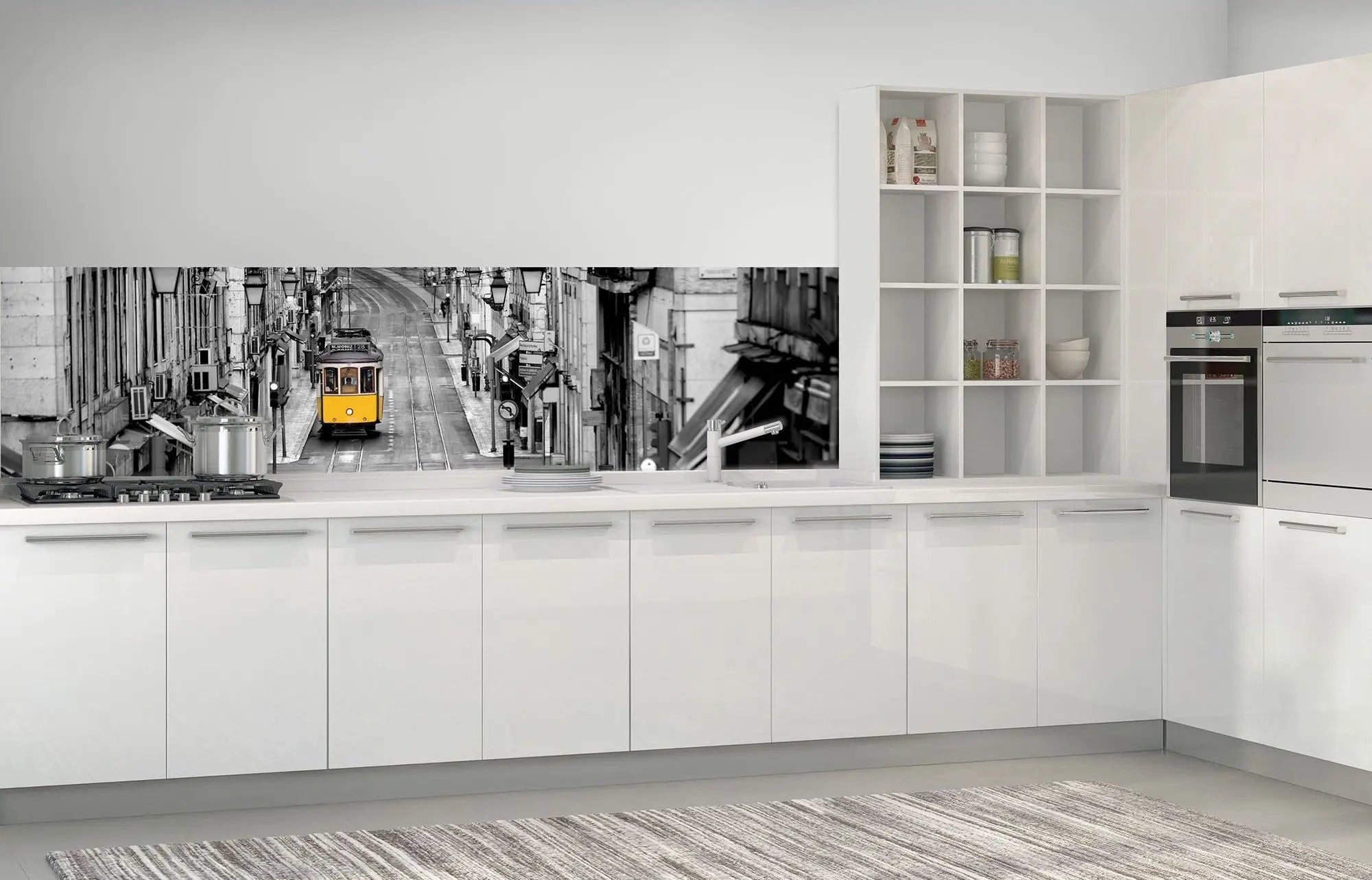 Billede 5 af Fototapet - Gul sporvogn på tom gade i sort-hvidt bybillede