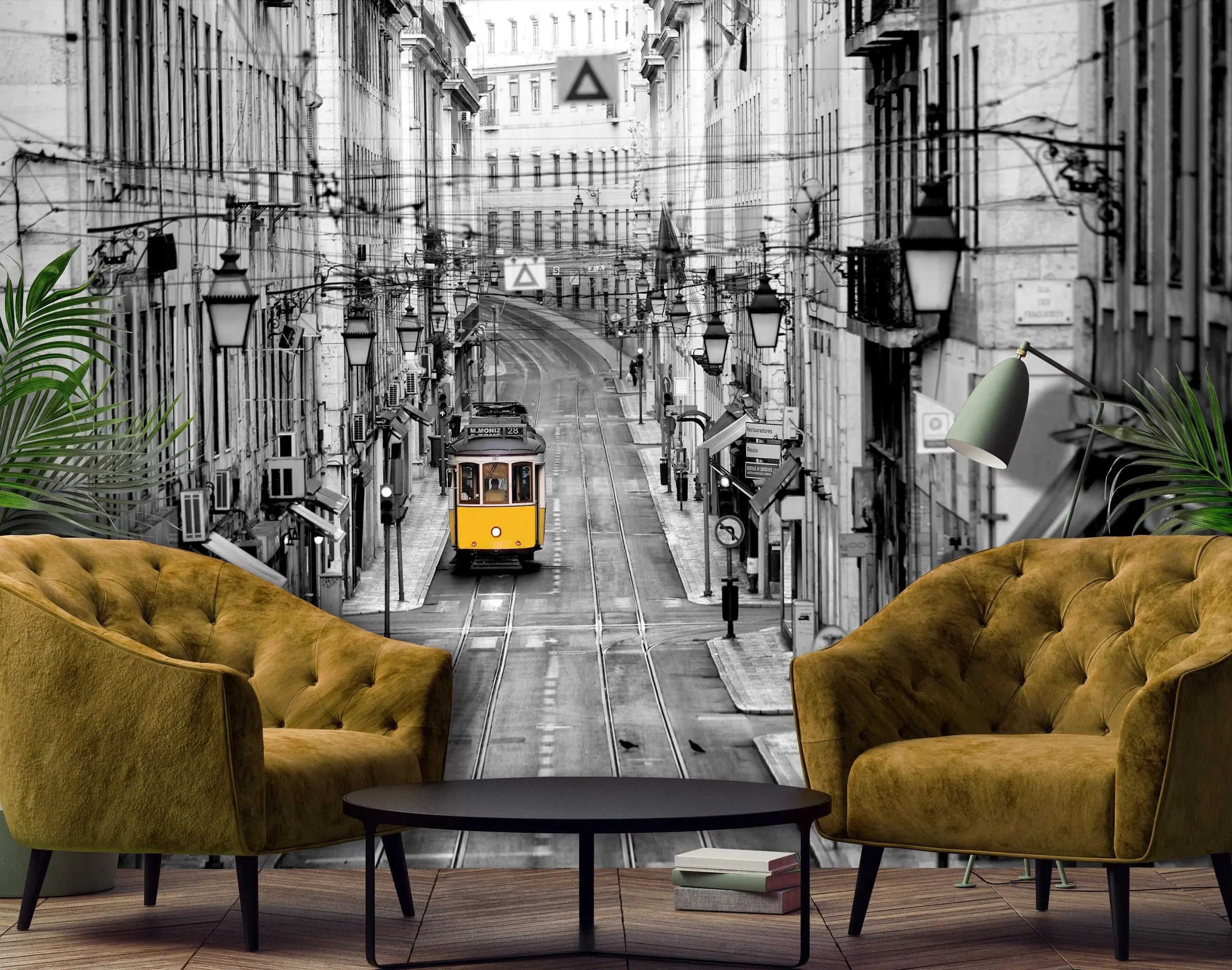 Billede 8 af Fototapet - Gul sporvogn på tom gade i sort-hvidt bybillede