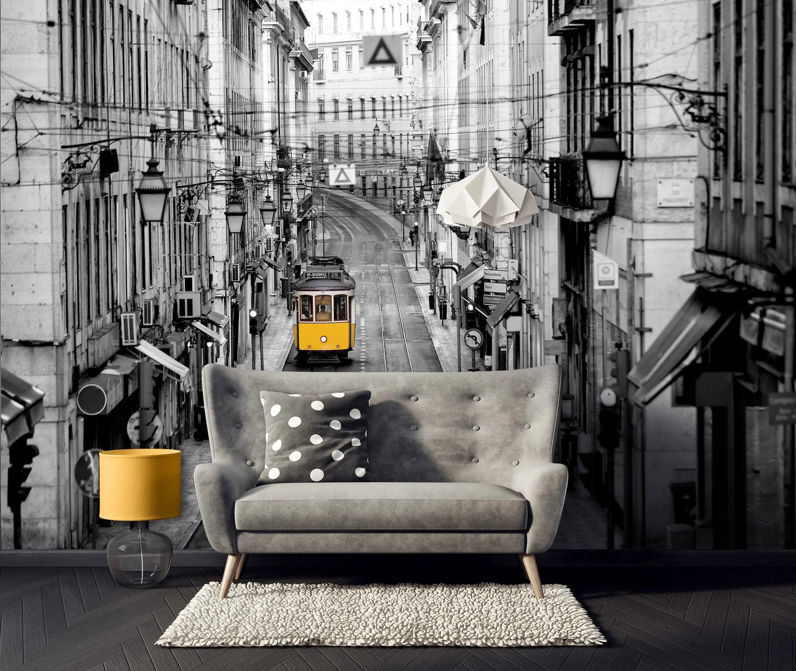 Billede 9 af Fototapet - Gul sporvogn på tom gade i sort-hvidt bybillede