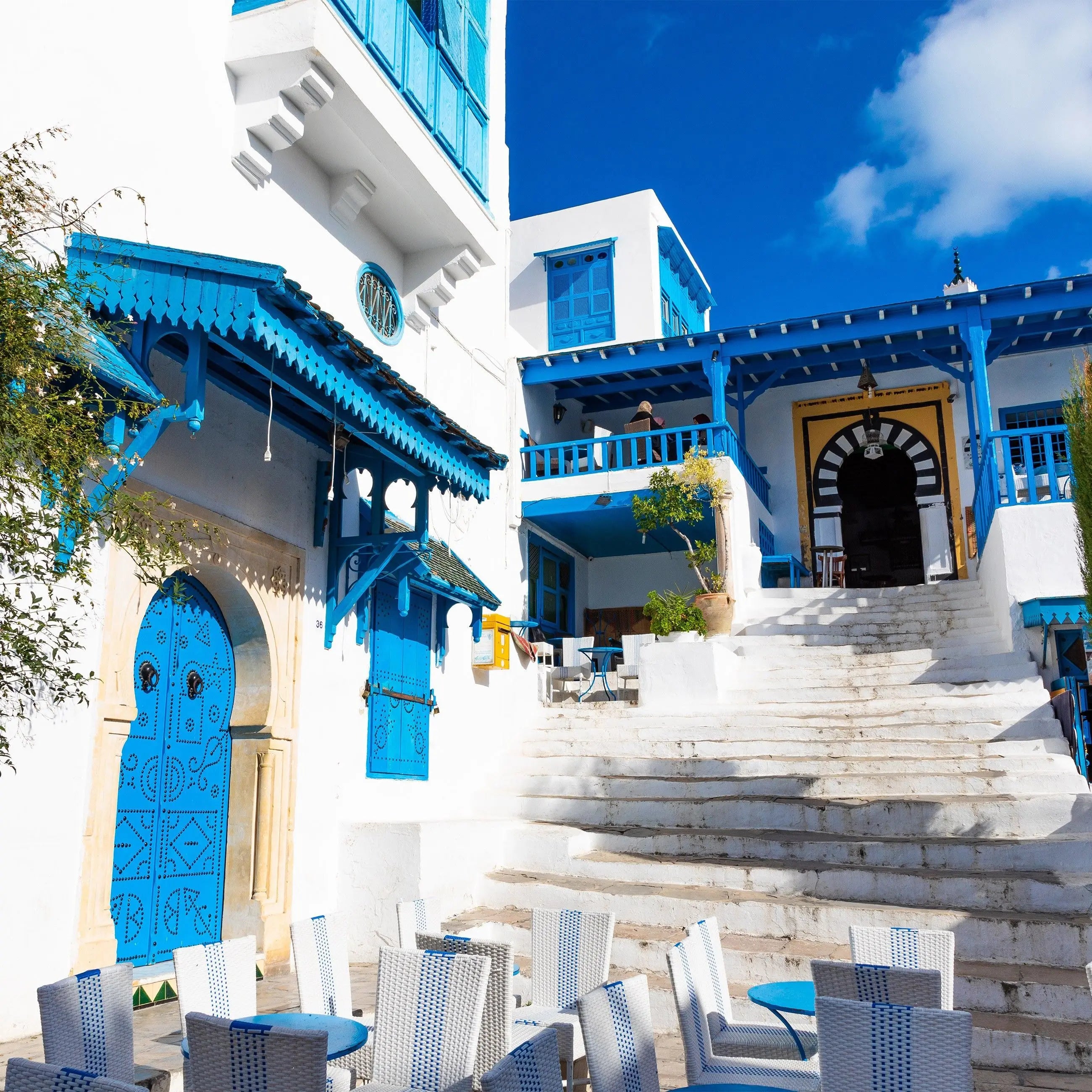 Billede 7 af Fototapet - Hvid bygning med blå døre og trapper i Sidi Bou Said, Tunesien