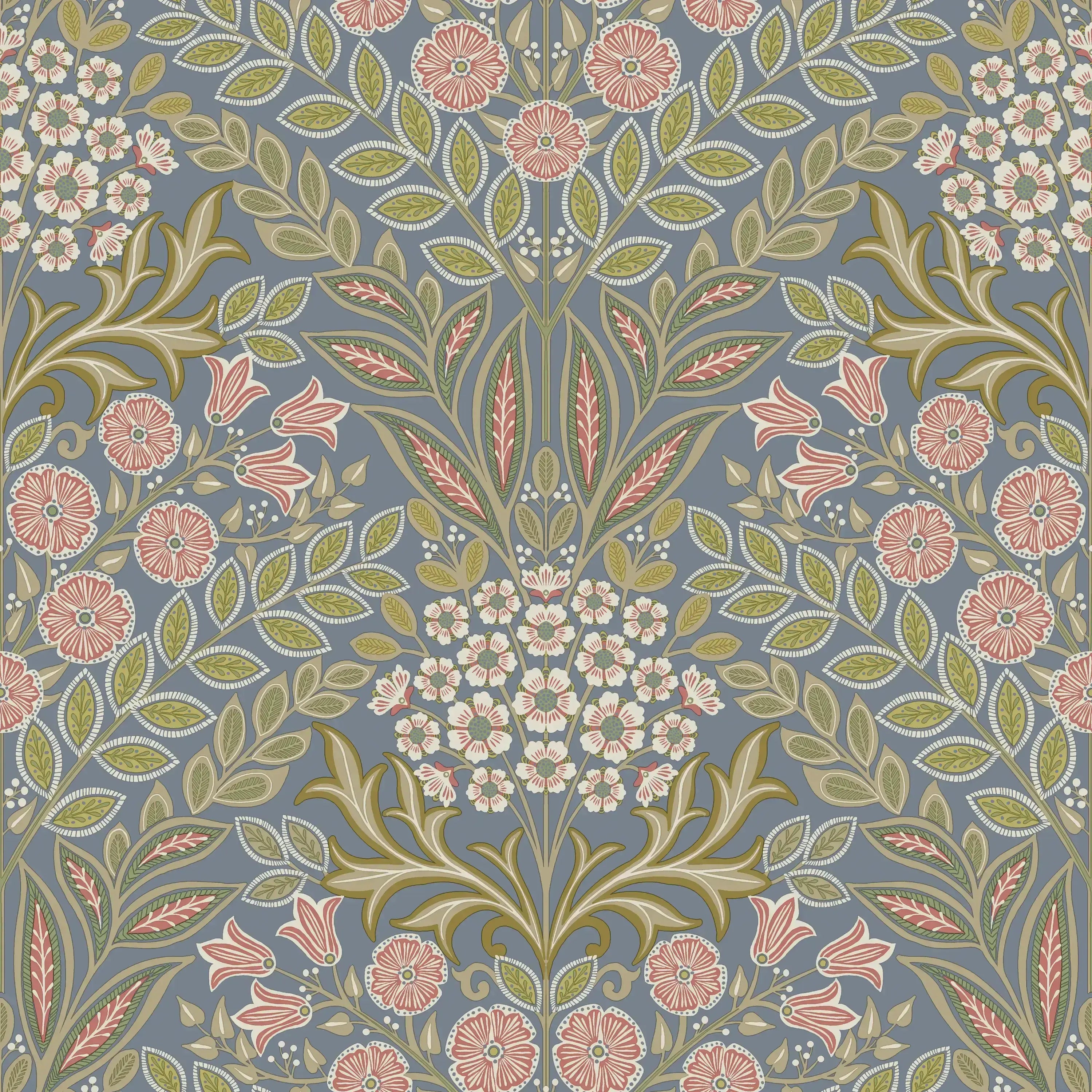Tapet med det produktnavnet Iconic Tapestry - Slate. Dette design indeholder et detaljeret mønster af blomster og blade i grønne, røde og beige farver på en skiferblå baggrund.
