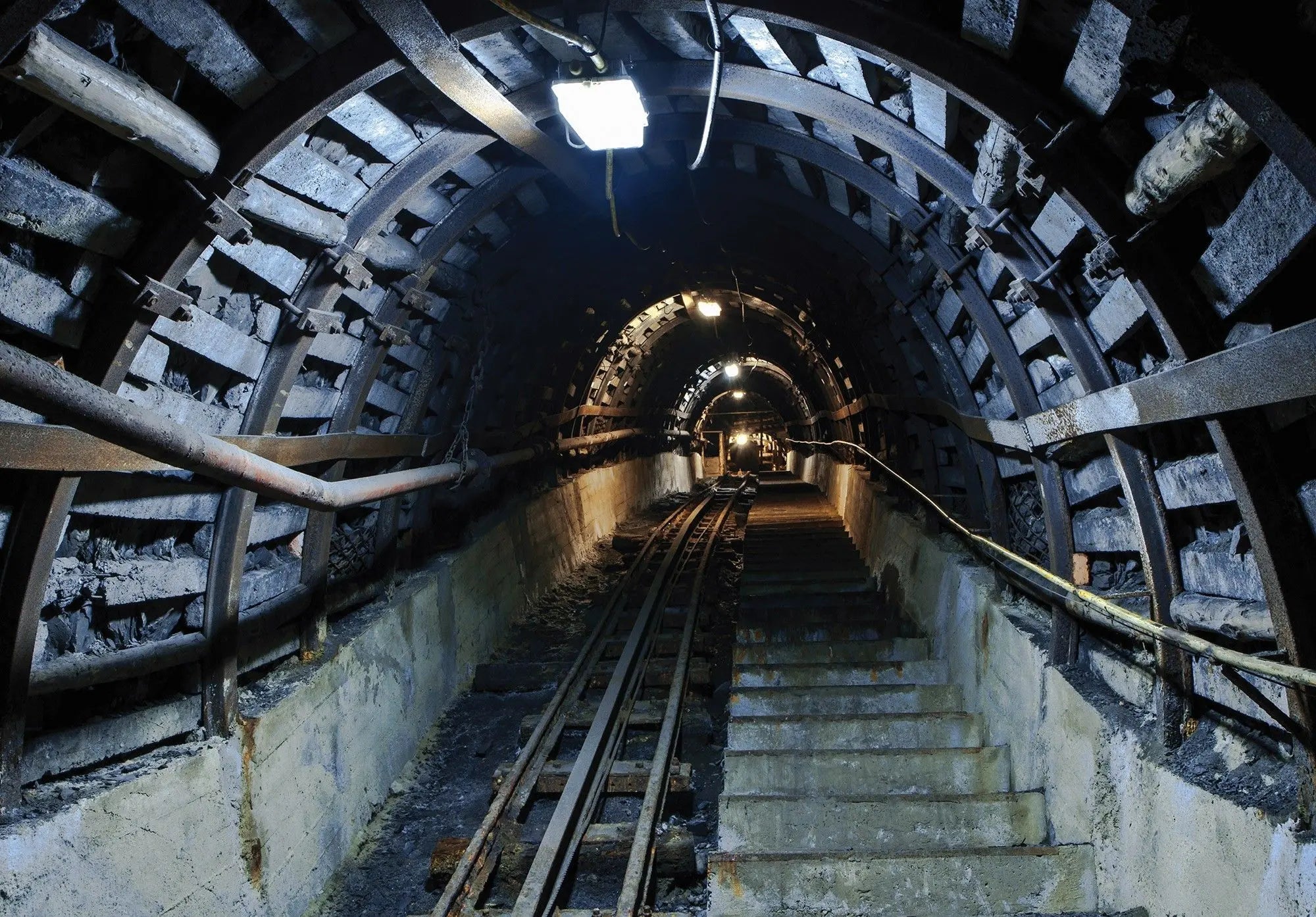 Billede 1 af Fototapet - Industriel underjordisk minegang med skinner