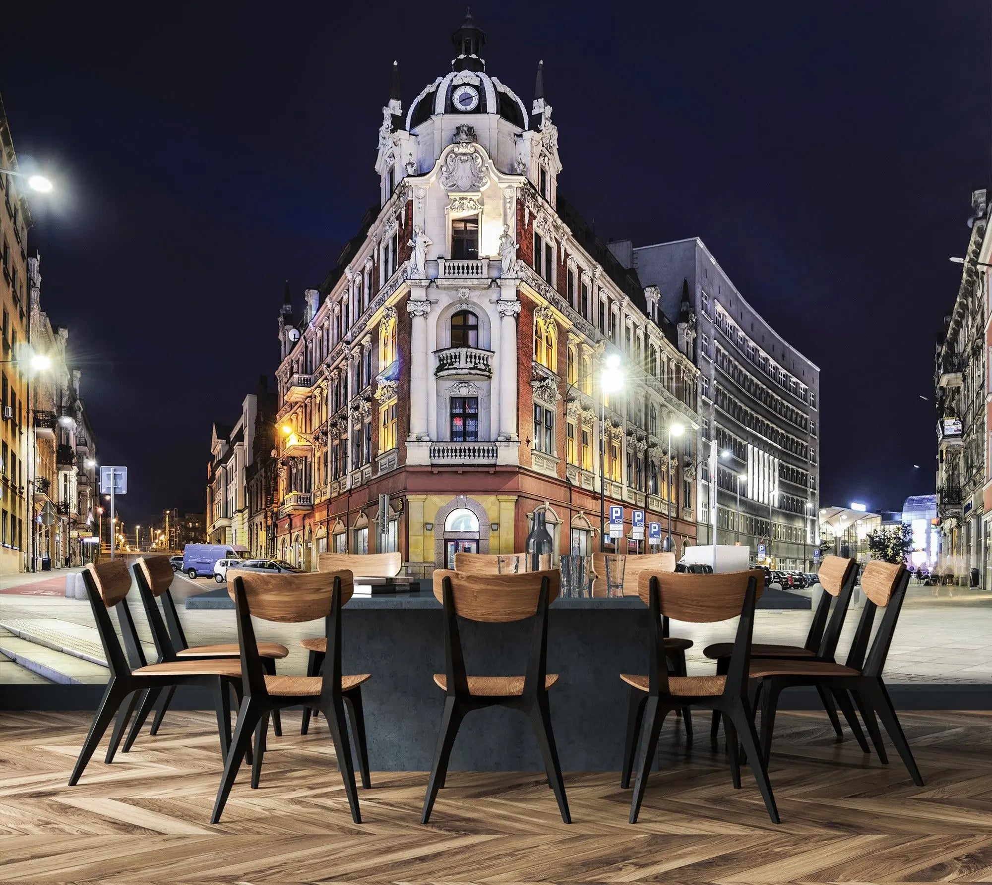 Billede 2 af Fototapet - Klassisk bygning på gadehjørne om natten med gadelys