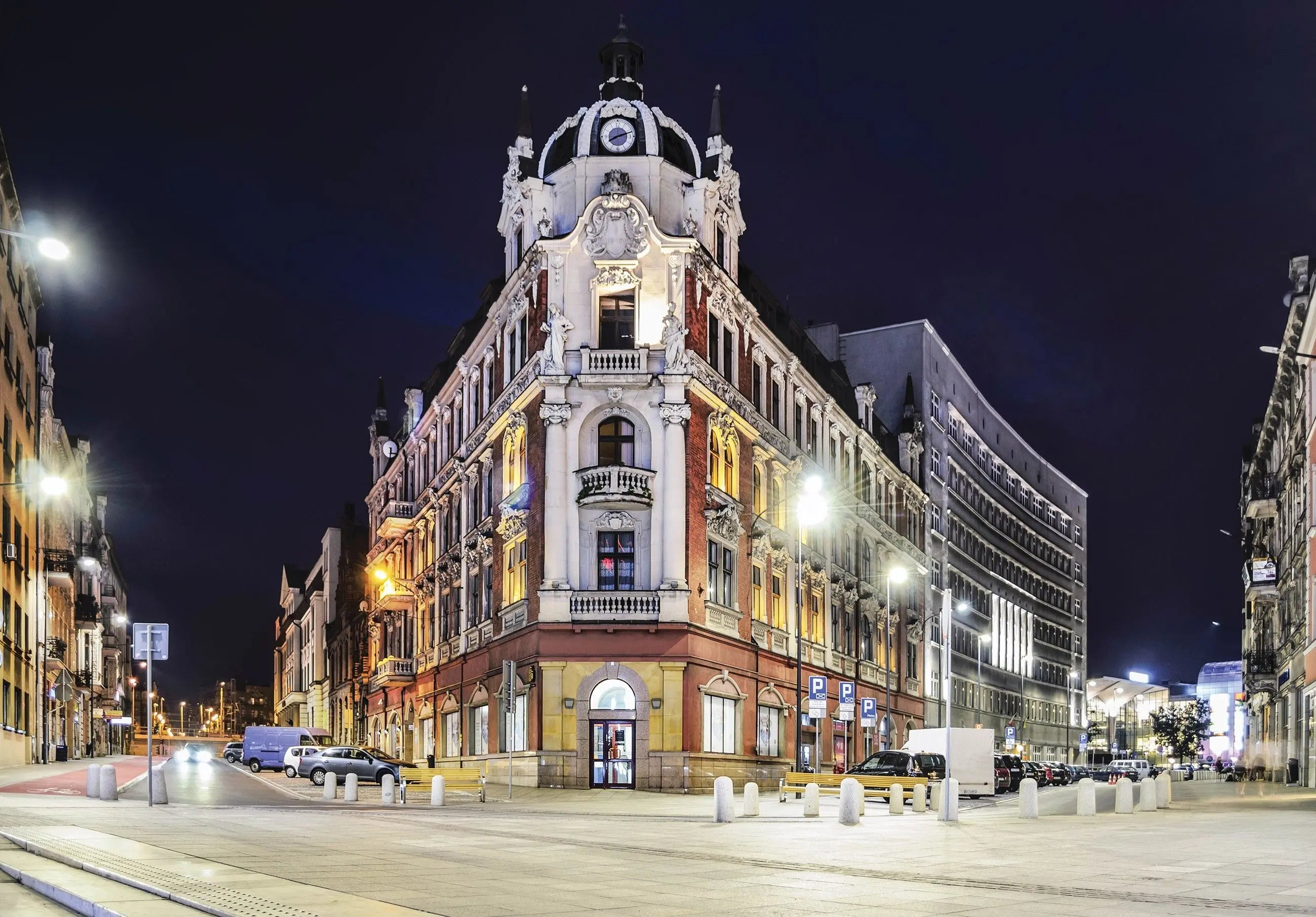 Billede 7 af Fototapet - Klassisk bygning på gadehjørne om natten med gadelys