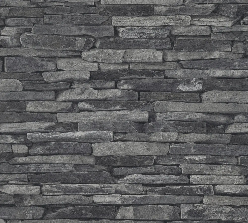 Nærbillede af Layered Stone tapet, der viser detaljerne i stenlagene i grå nuancer fra Nicetapet.dk.