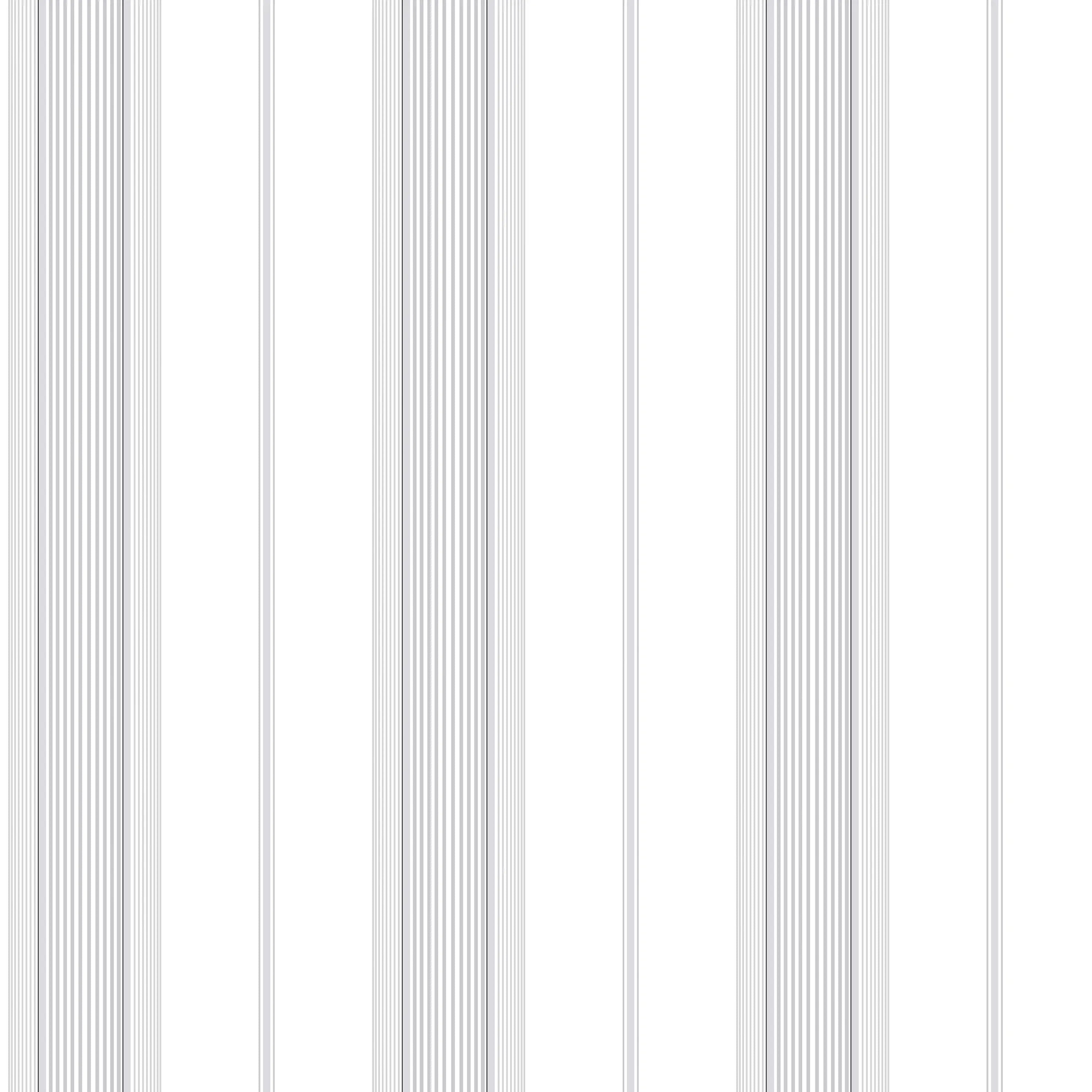 Tapet fra Nicetapet.dk med navnet Layered Stripes - Cloud, viser et vertikalt stribemønster i neutrale nuancer.