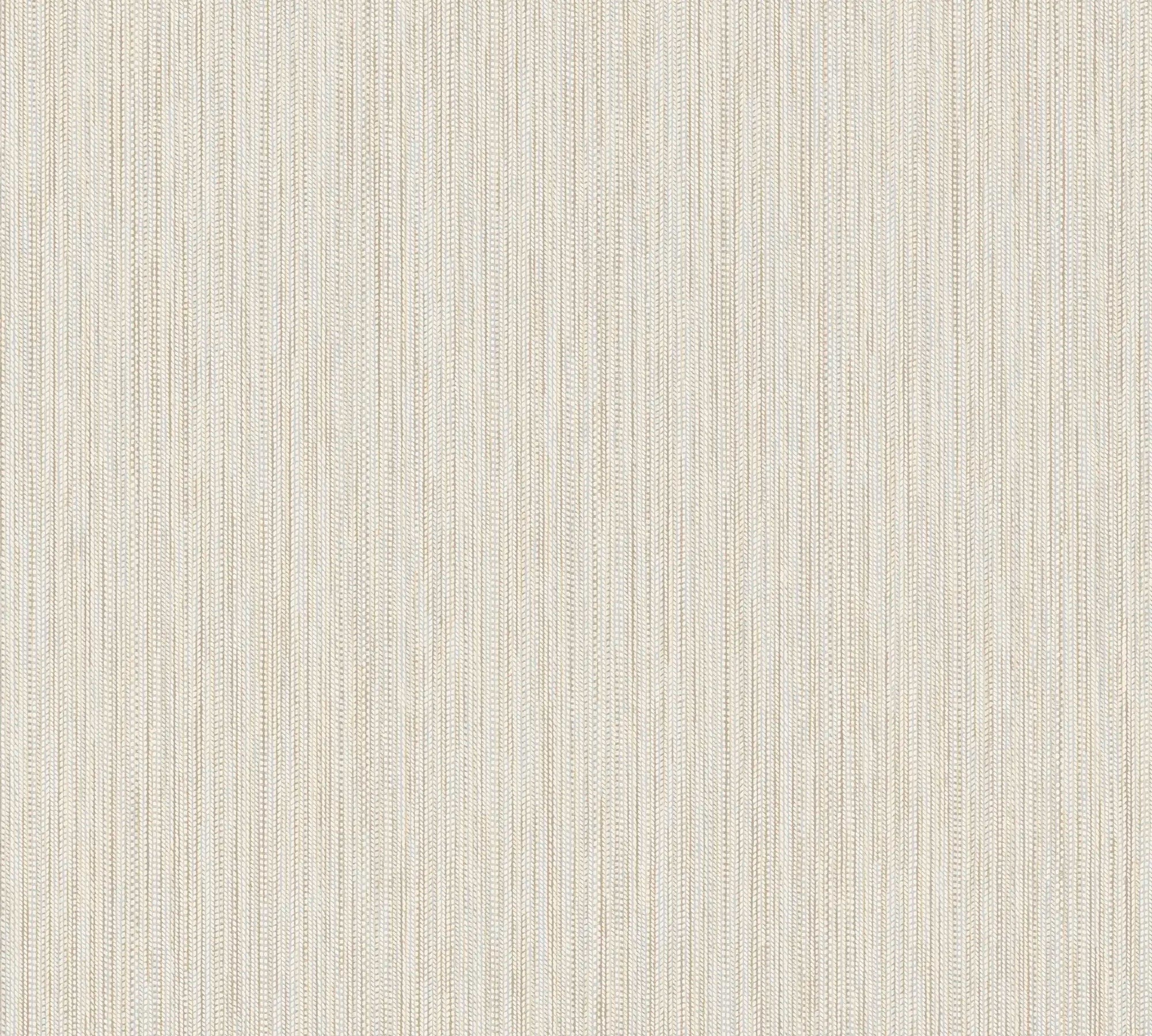Nærbillede af Linear Essence - Almond tapet med lodrette, flettede linjer i en lys cremefarvet nuance.