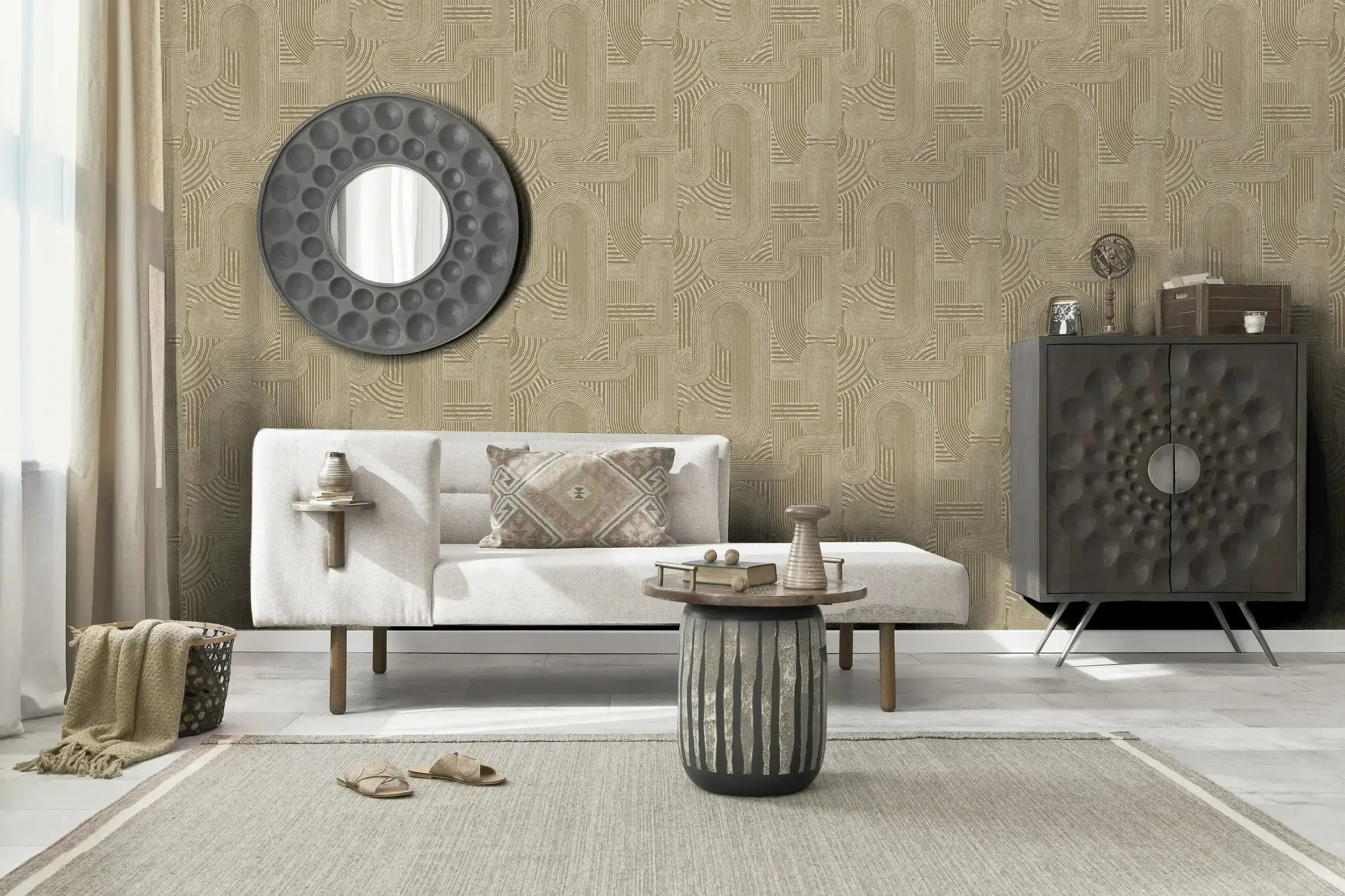 Stue indrettet med Macrame - Neutral tapet på væggen, moderne sofa, rundt spejl og dekorative møbler.
