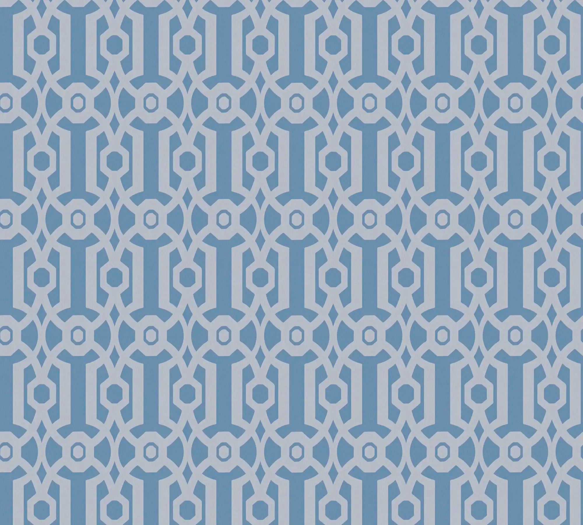 Nærbillede af det gentagne geometriske mønster på Lattice Delight - Sky Blue Serenity tapet i lyseblå og mørkeblå farver.