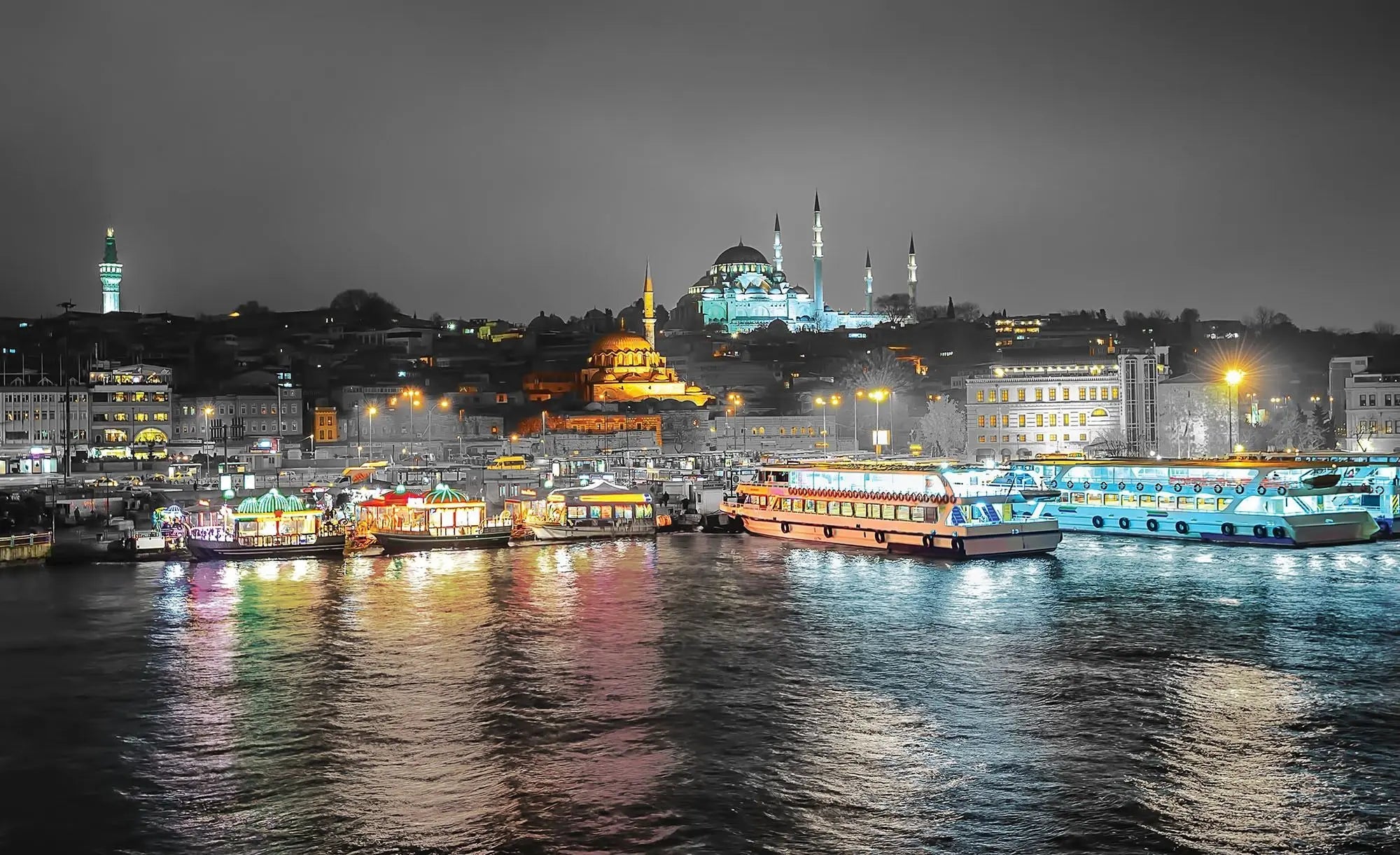 Billede 1 af Fototapet - Nat med oplyst moské og farverige både ved havn i Istanbul