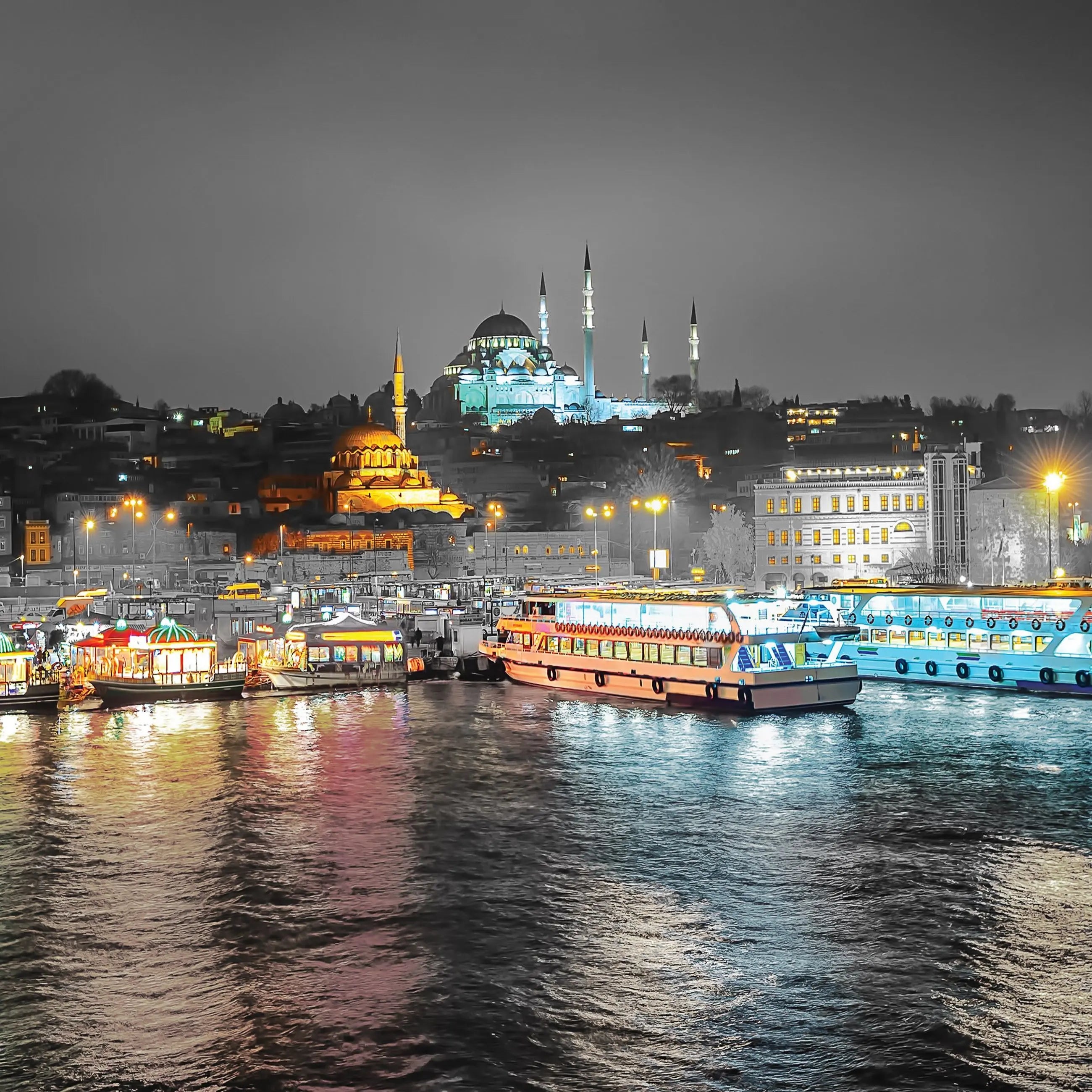 Billede 14 af Fototapet - Nat med oplyst moské og farverige både ved havn i Istanbul