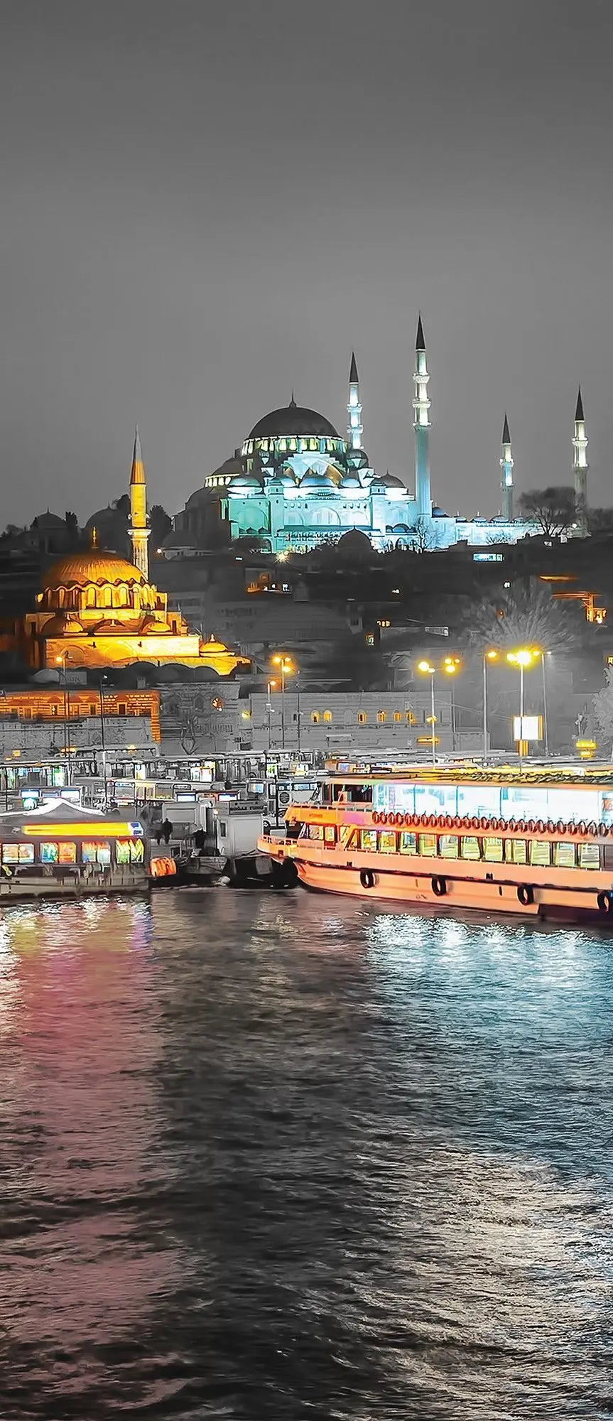 Billede 15 af Fototapet - Nat med oplyst moské og farverige både ved havn i Istanbul