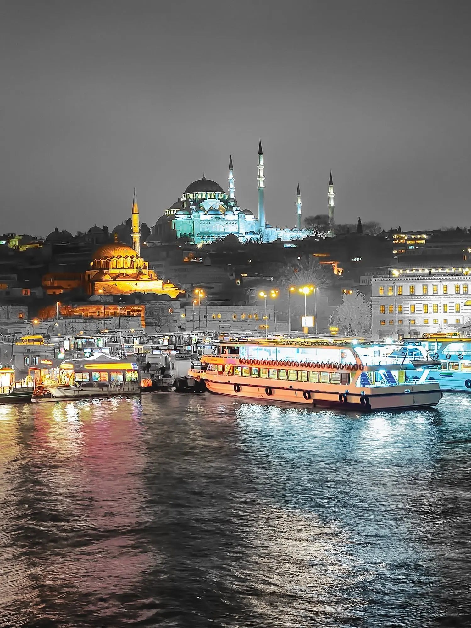 Billede 16 af Fototapet - Nat med oplyst moské og farverige både ved havn i Istanbul