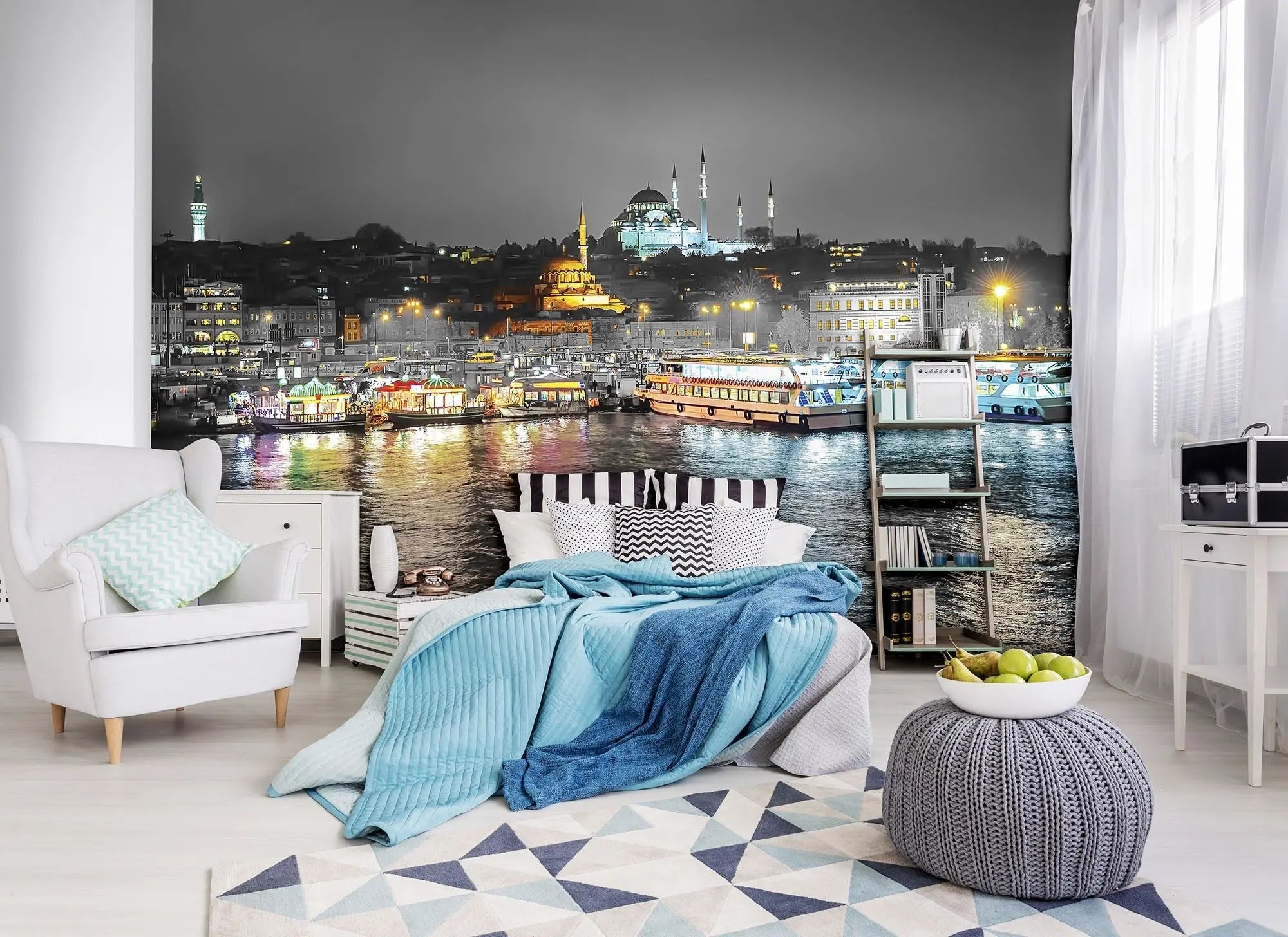 Billede 2 af Fototapet - Nat med oplyst moské og farverige både ved havn i Istanbul