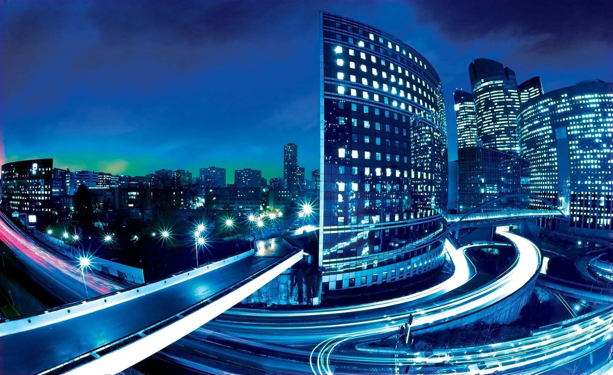 Billede 1 af Fototapet - Natbillede af moderne by med skyskrabere og oplyste motorveje