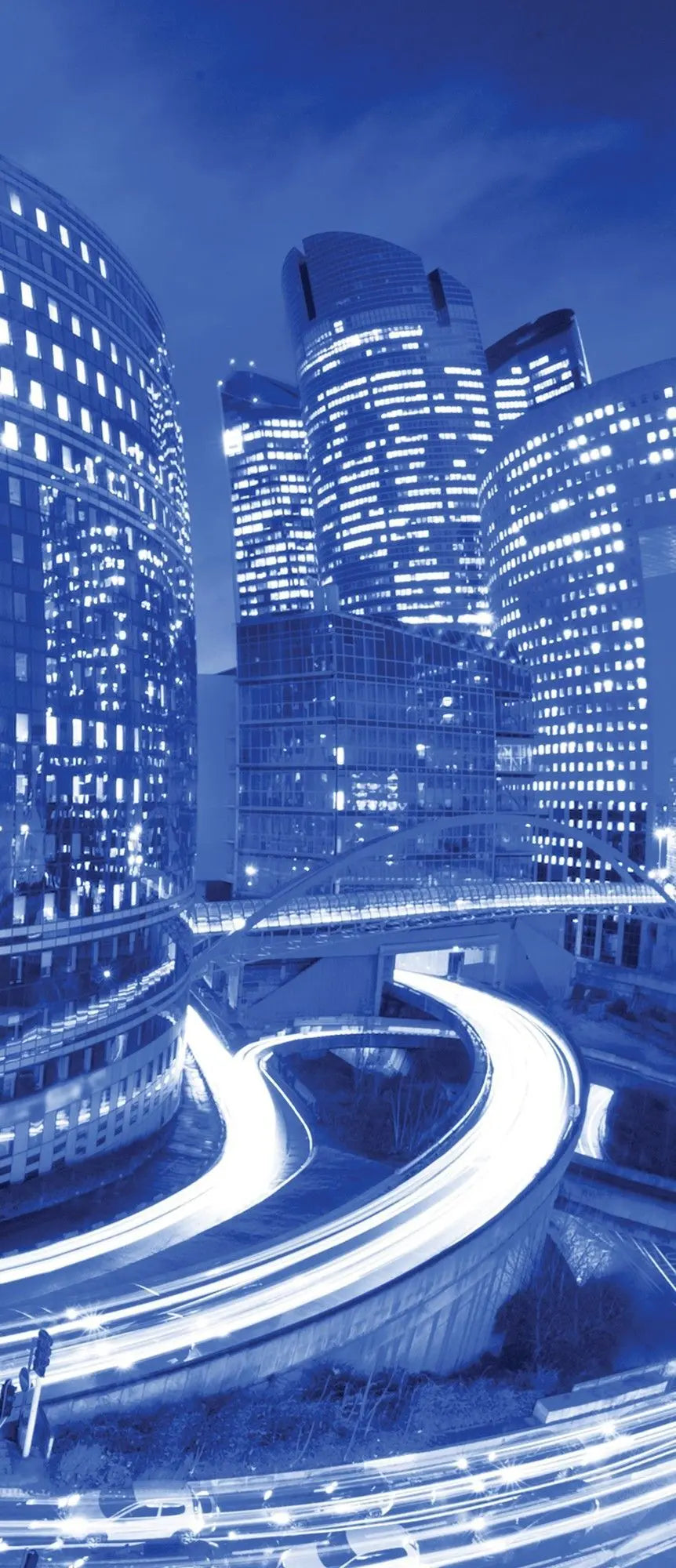 Billede 10 af Fototapet - Natbillede af moderne by med skyskrabere og oplyste motorveje