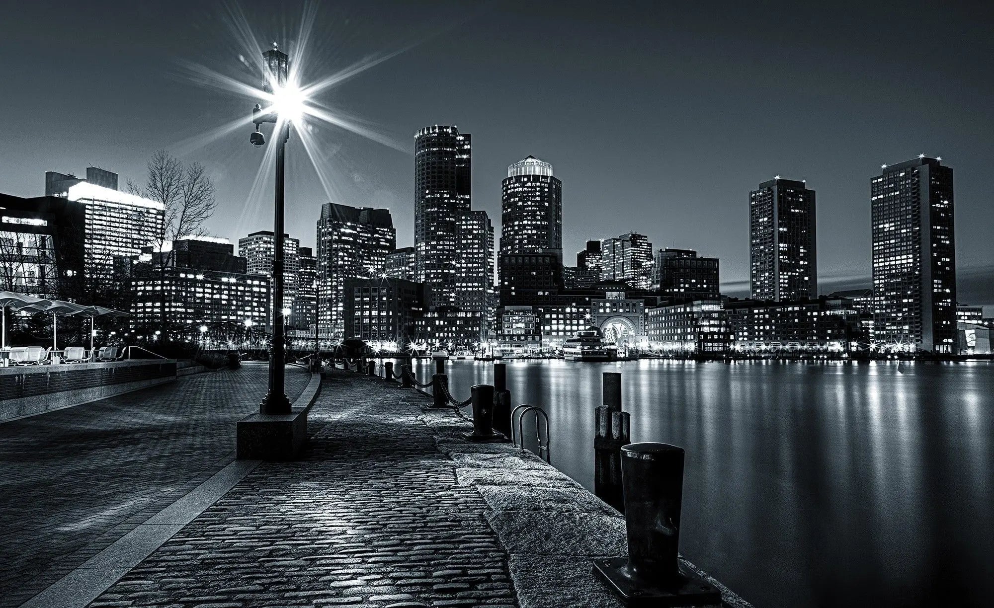 Billede 1 af Fototapet - Natteminimering over Boston skyline med oplyst gadelampe