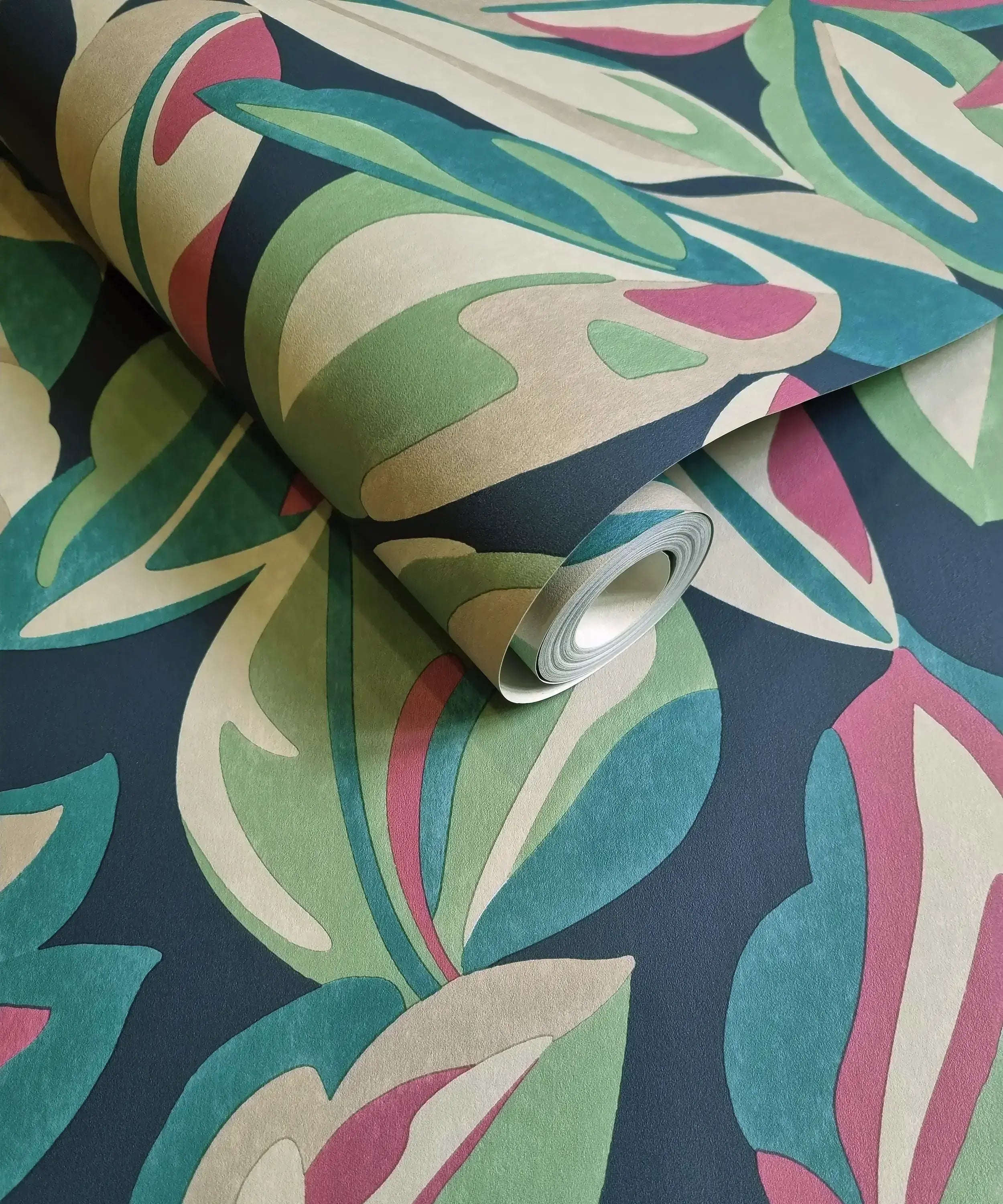 Nærbillede af en rullet Nicolai Leaf - Navy tapetrulle med flerfarvede blade.