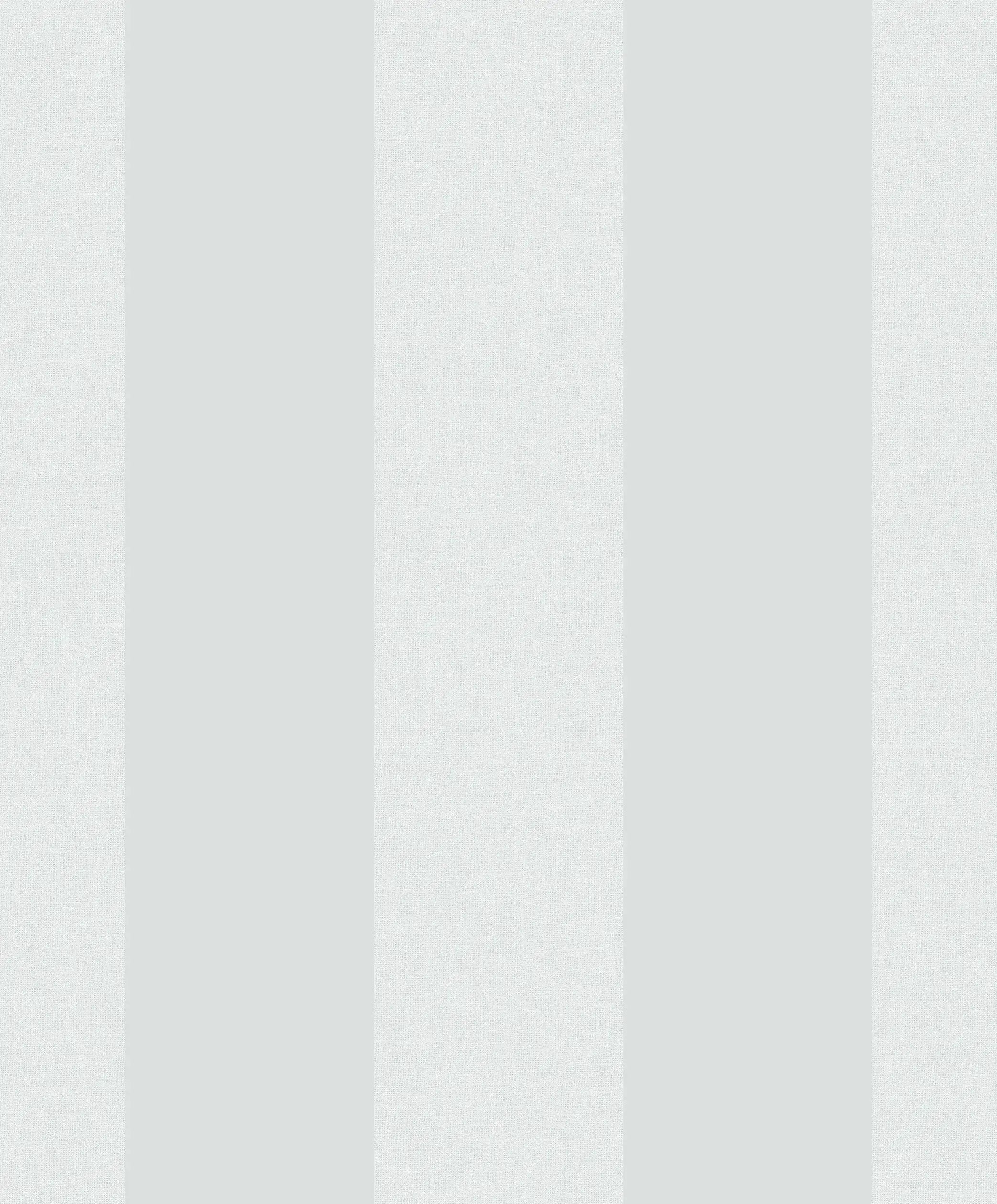 Nærbillede af Peles Stripes - Ethereal tapet fra Nicetapet.dk med brede vertikale striber i lysegrå farver.