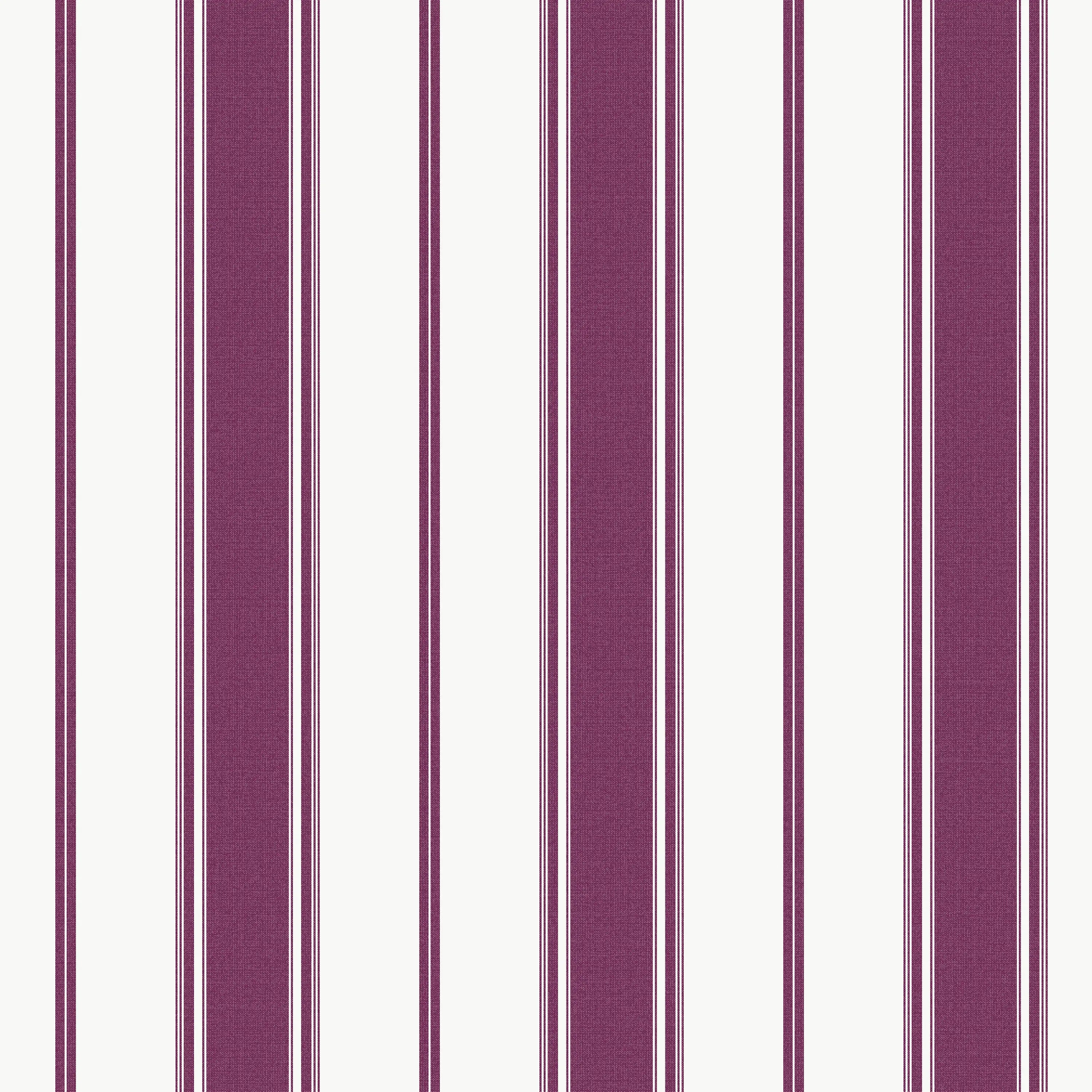 Refined Lines - Plum tapetdesign med lodrette striber i dyb blommefarve på en lys baggrund.