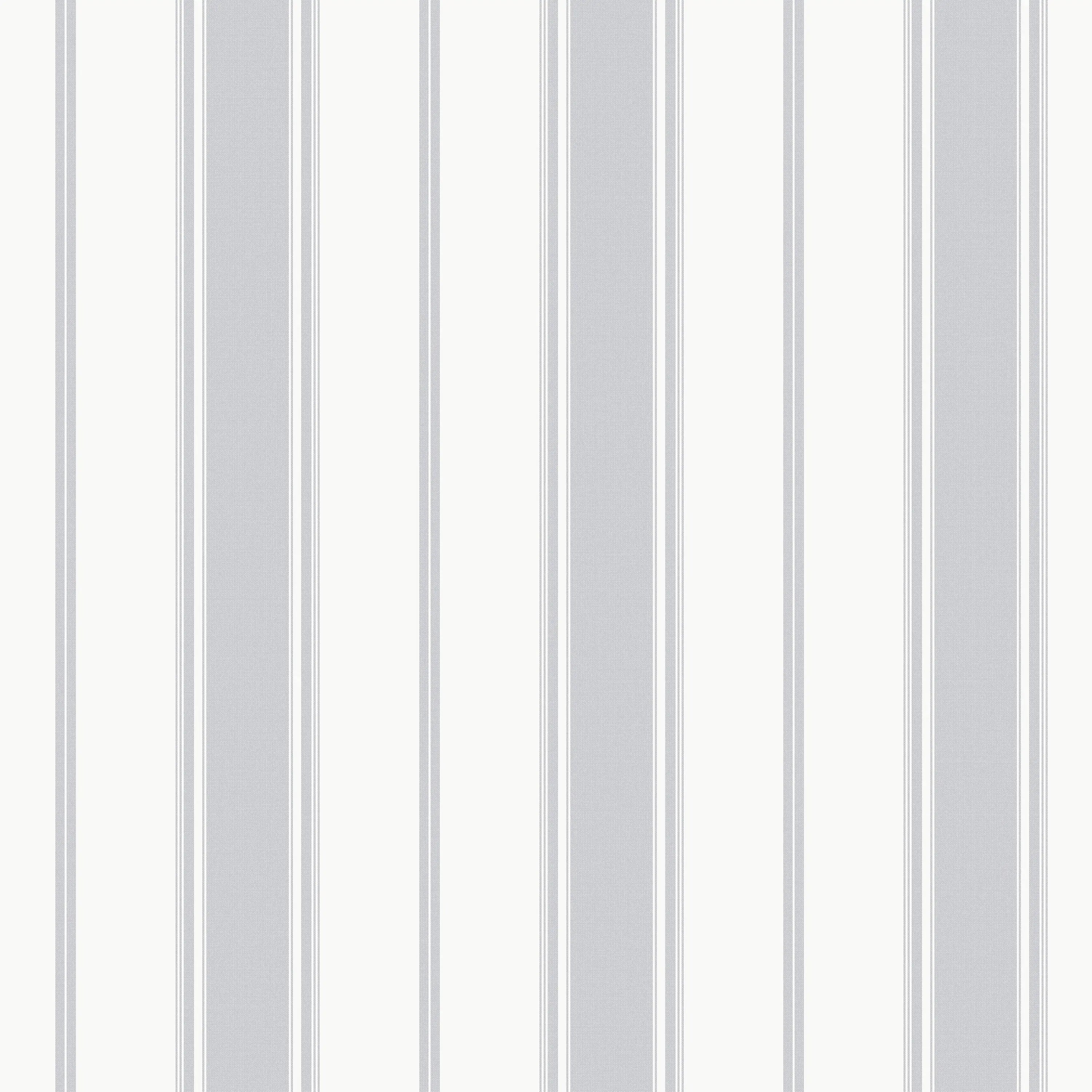 Tapetet Refined Lines - Silver viser et mønster af lodrette striber i forskellige nuancer af sølv og hvid. Perfekt til en elegant og moderne indretning.