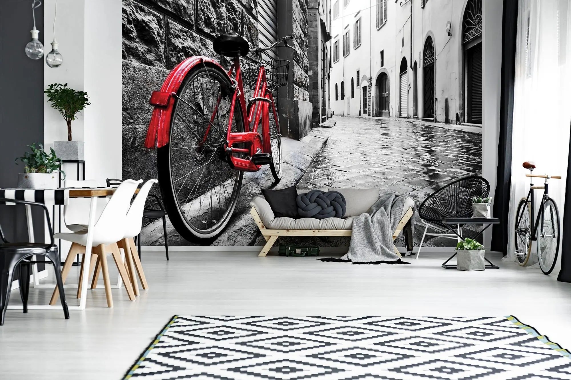 Billede 2 af Fototapet - Rød cykel i sort-hvid brostensbelagt gyde