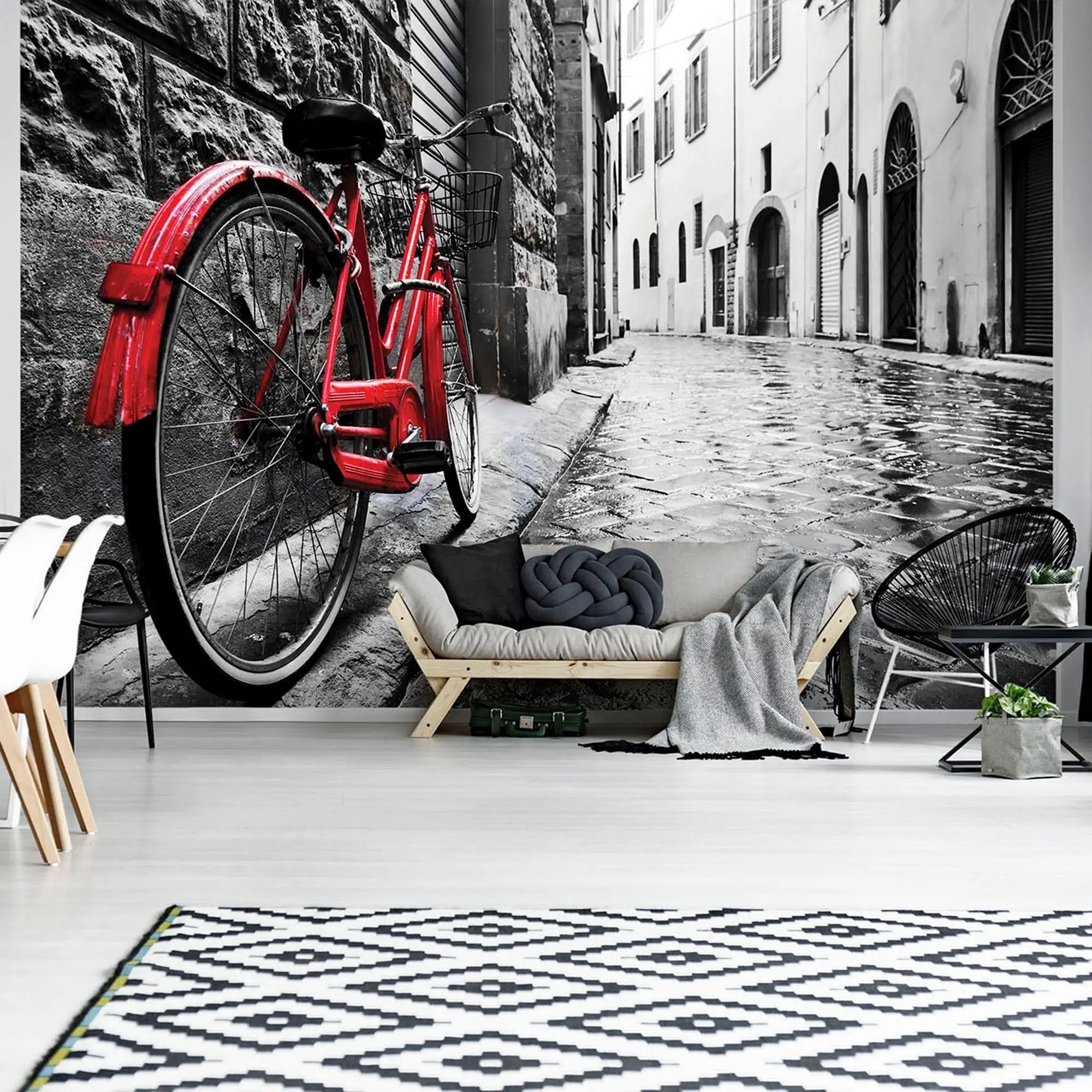 Billede 3 af Fototapet - Rød cykel i sort-hvid brostensbelagt gyde