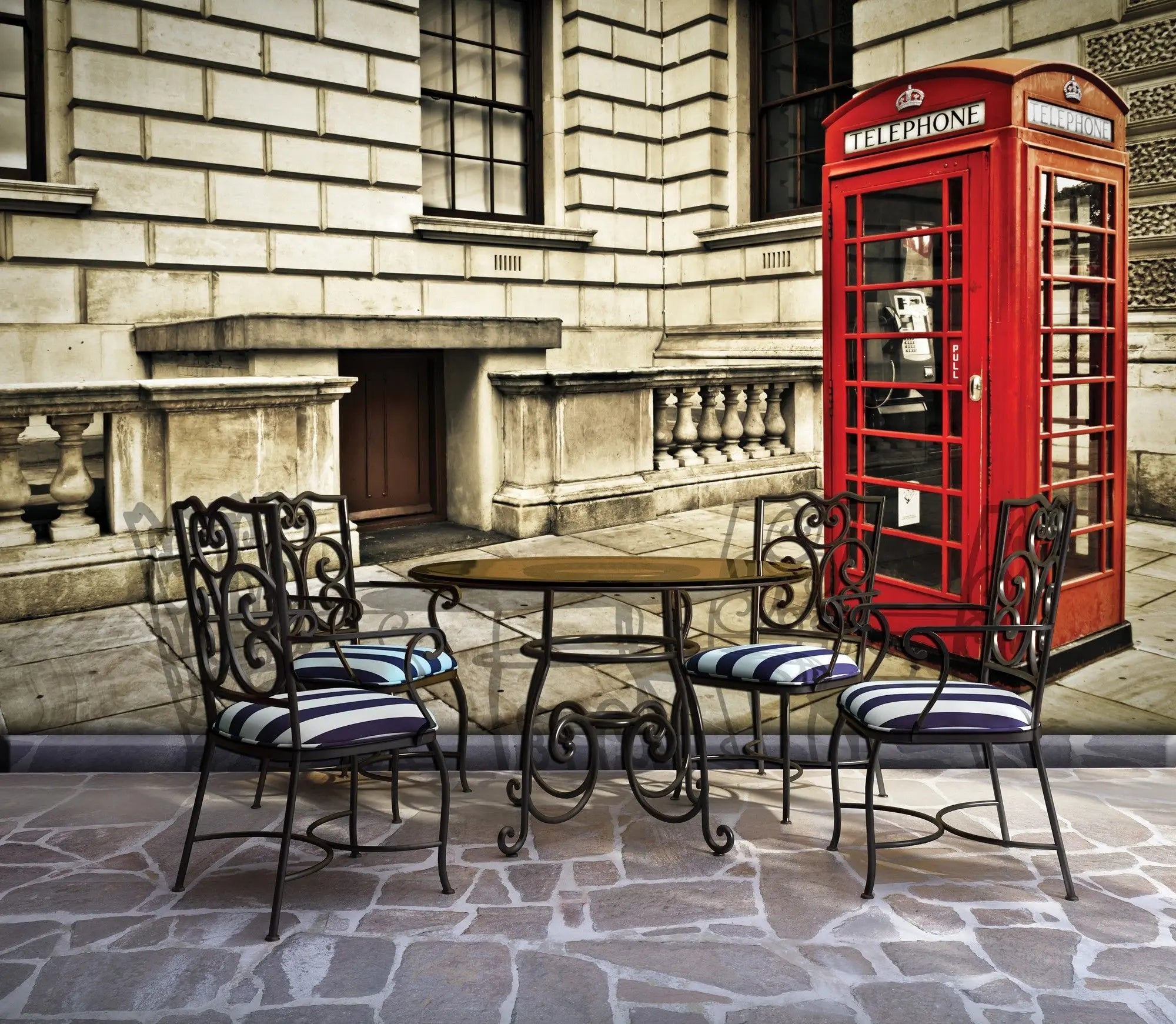 Billede 2 af Fototapet - Rød telefonboks ved stenbygning