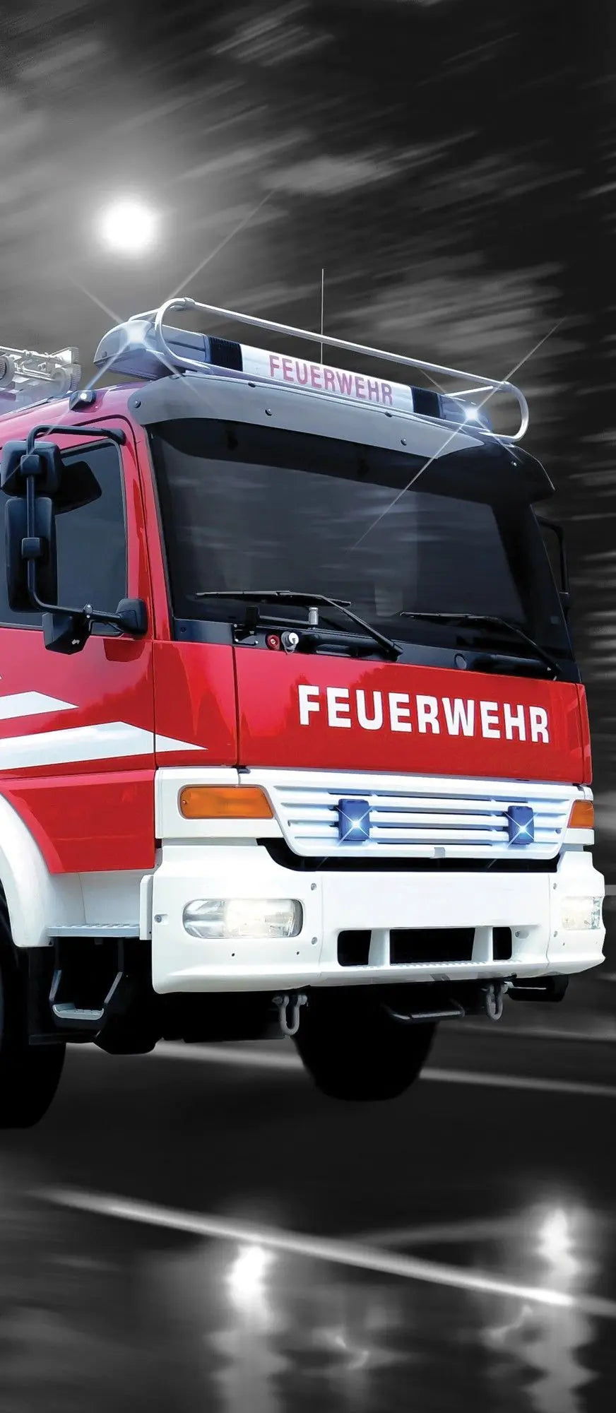Billede 10 af Fototapet - Rød tysk brandbil i bevægelse om natten