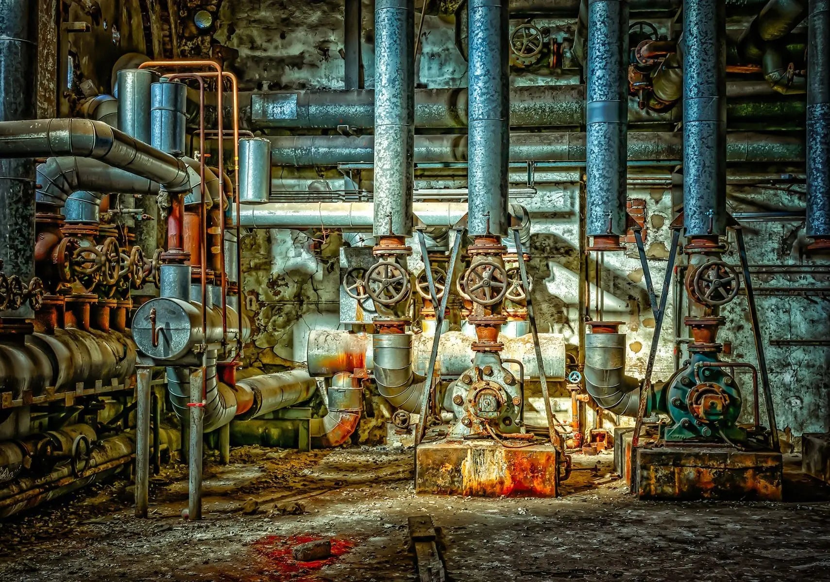 Billede 1 af Fototapet - Rustne industrielle rør og ventiler i gammelt maskinrum