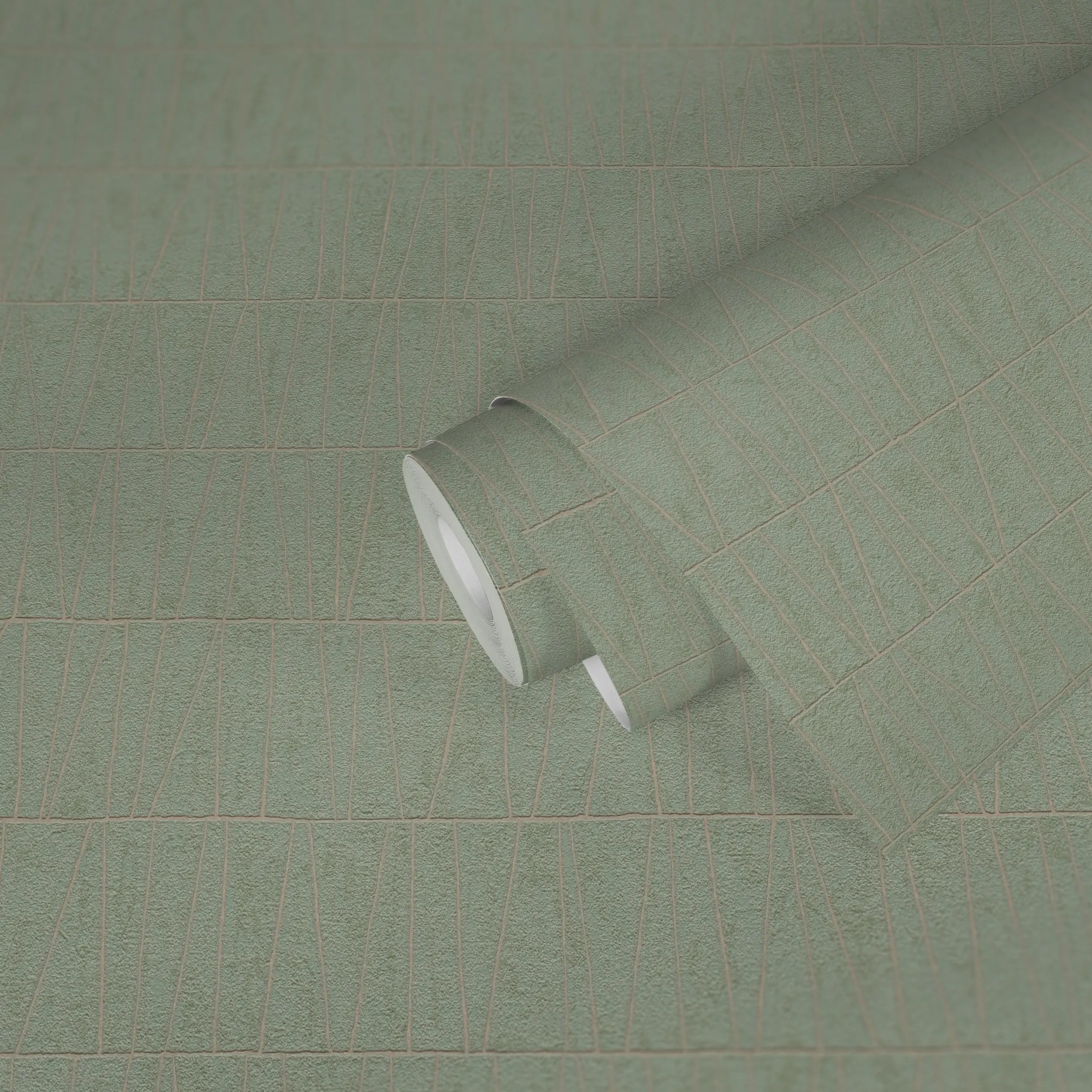Billedet viser en rulle af tapetet Serene Path - Mint fra Nicetapet.dk med et geometrisk mønster i en mintgrøn nuance.