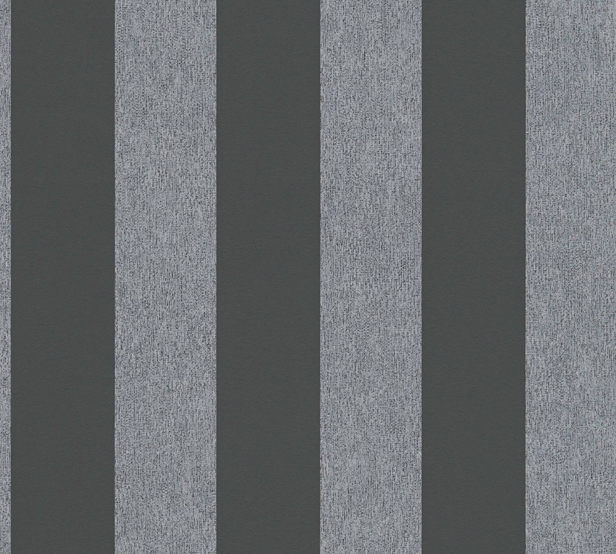 Nærbillede af Serene Stripes - Depth tapet med lodrette, brede striber i grå og mørkegrå farver. Striberne har en tekstureret overflade.