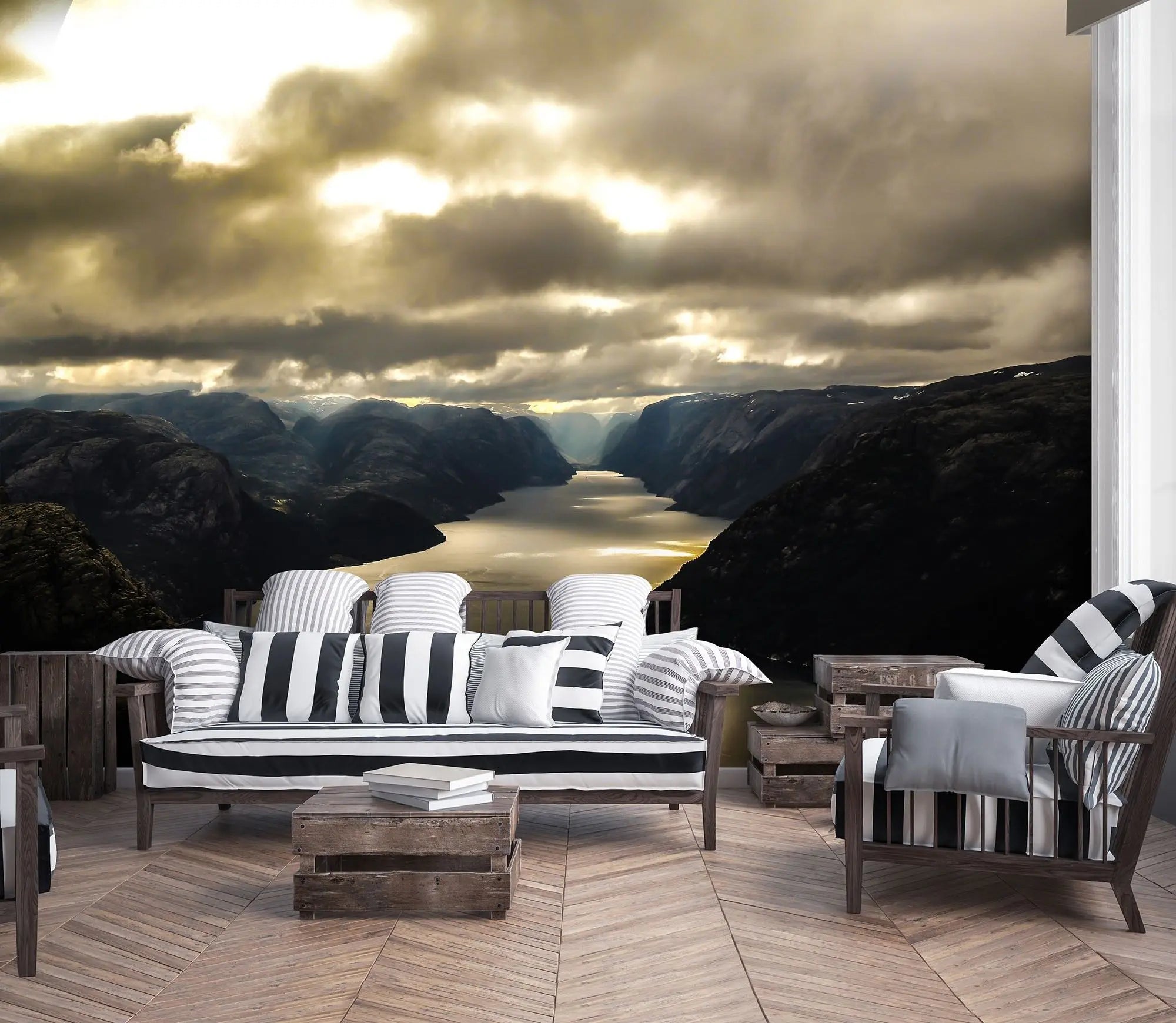 Billede 2 af Fototapet - Skyet fjordlandskab med sollys mellem fjelde